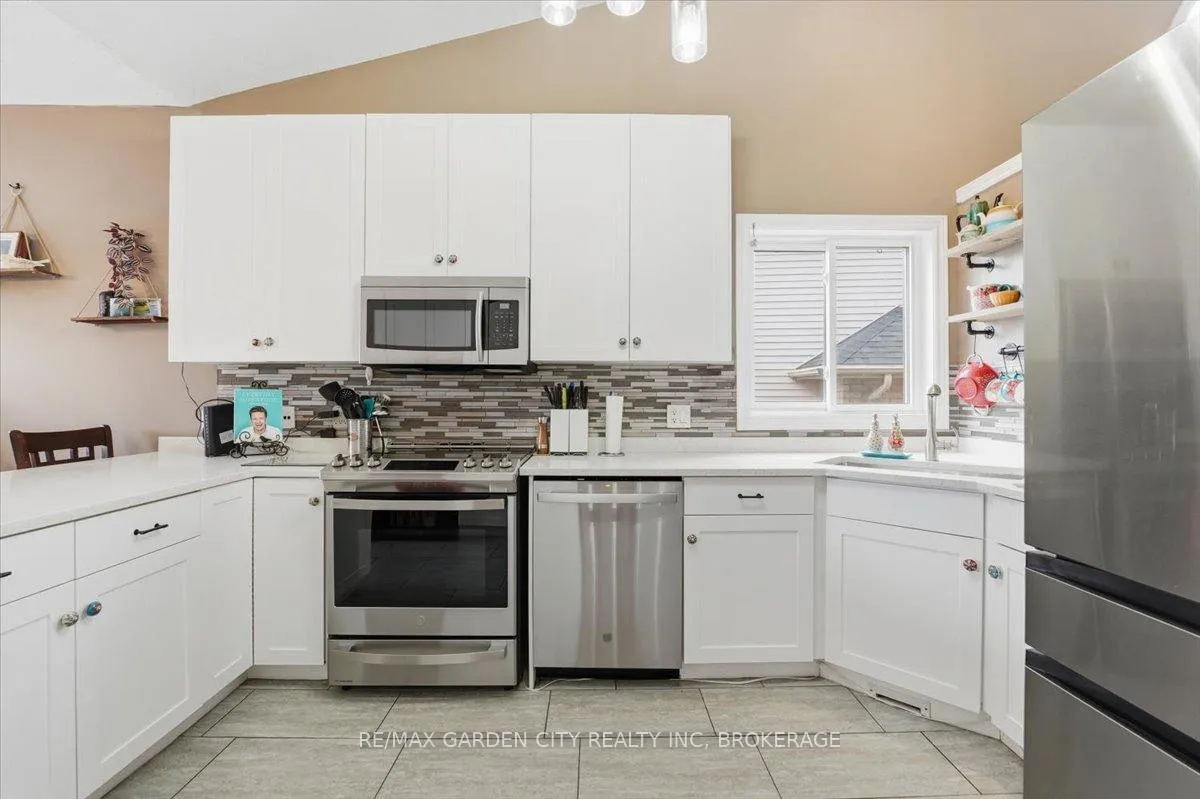 Photo 10 of 325 Winterberry Boulevard, Thorold, Confederation Heights — HOMEH