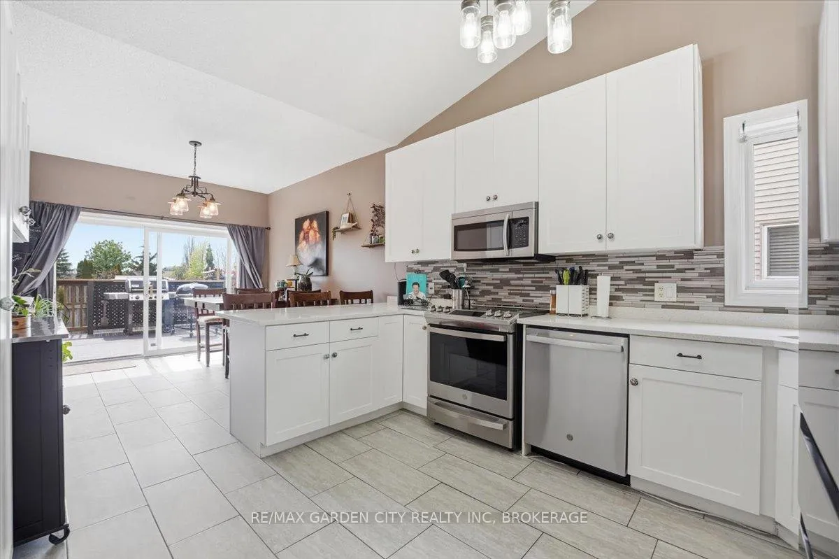 Photo 13 of 325 Winterberry Boulevard, Thorold, Confederation Heights — HOMEH