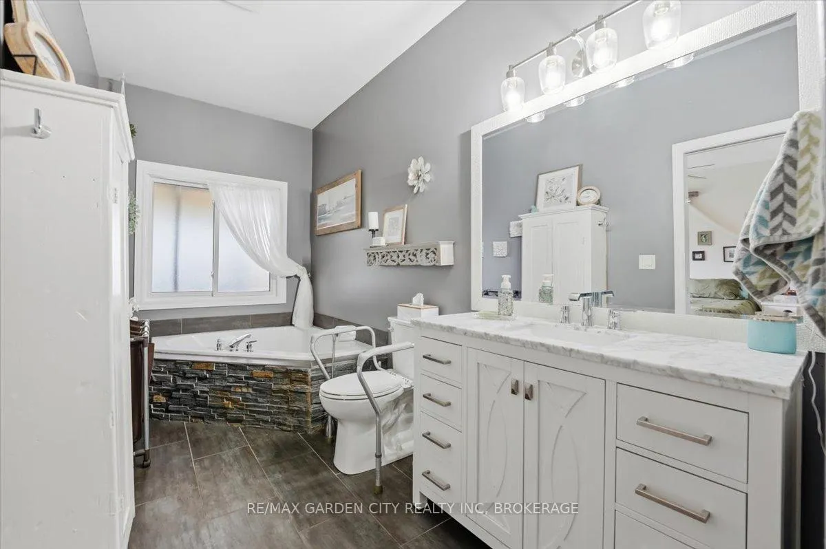 Photo 20 of 325 Winterberry Boulevard, Thorold, Confederation Heights — HOMEH