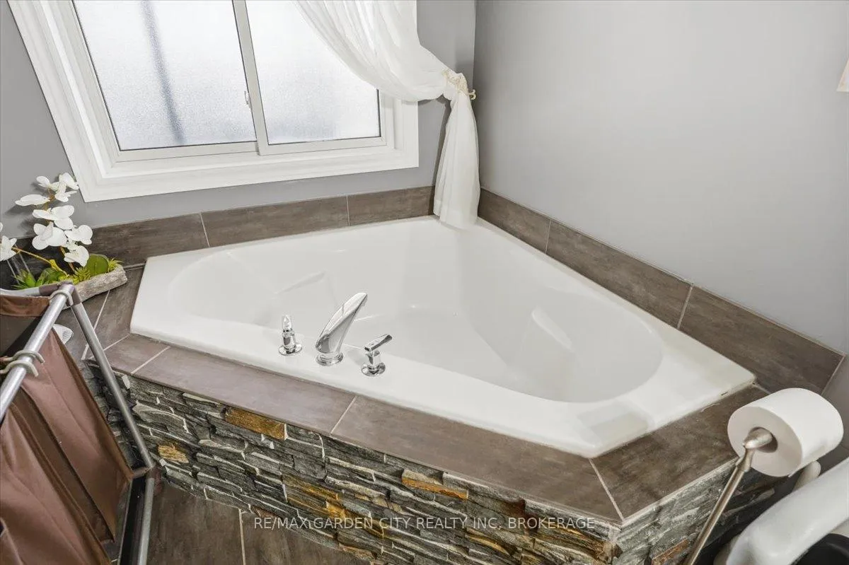 Photo 21 of 325 Winterberry Boulevard, Thorold, Confederation Heights — HOMEH