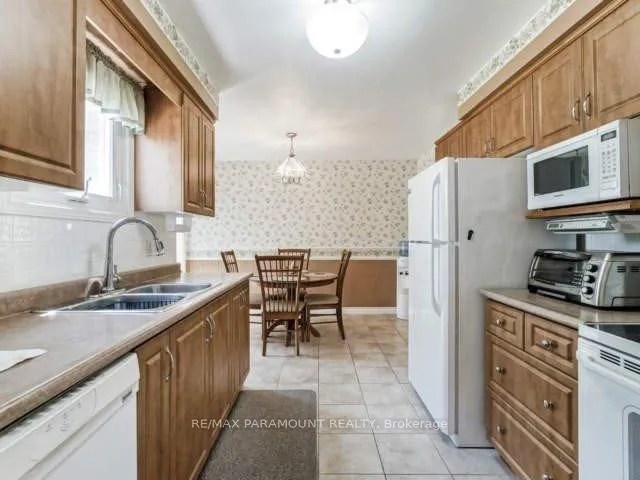 Photo 12 of 4 Astoreville Square, Brampton, Heart Lake East — HOMEH