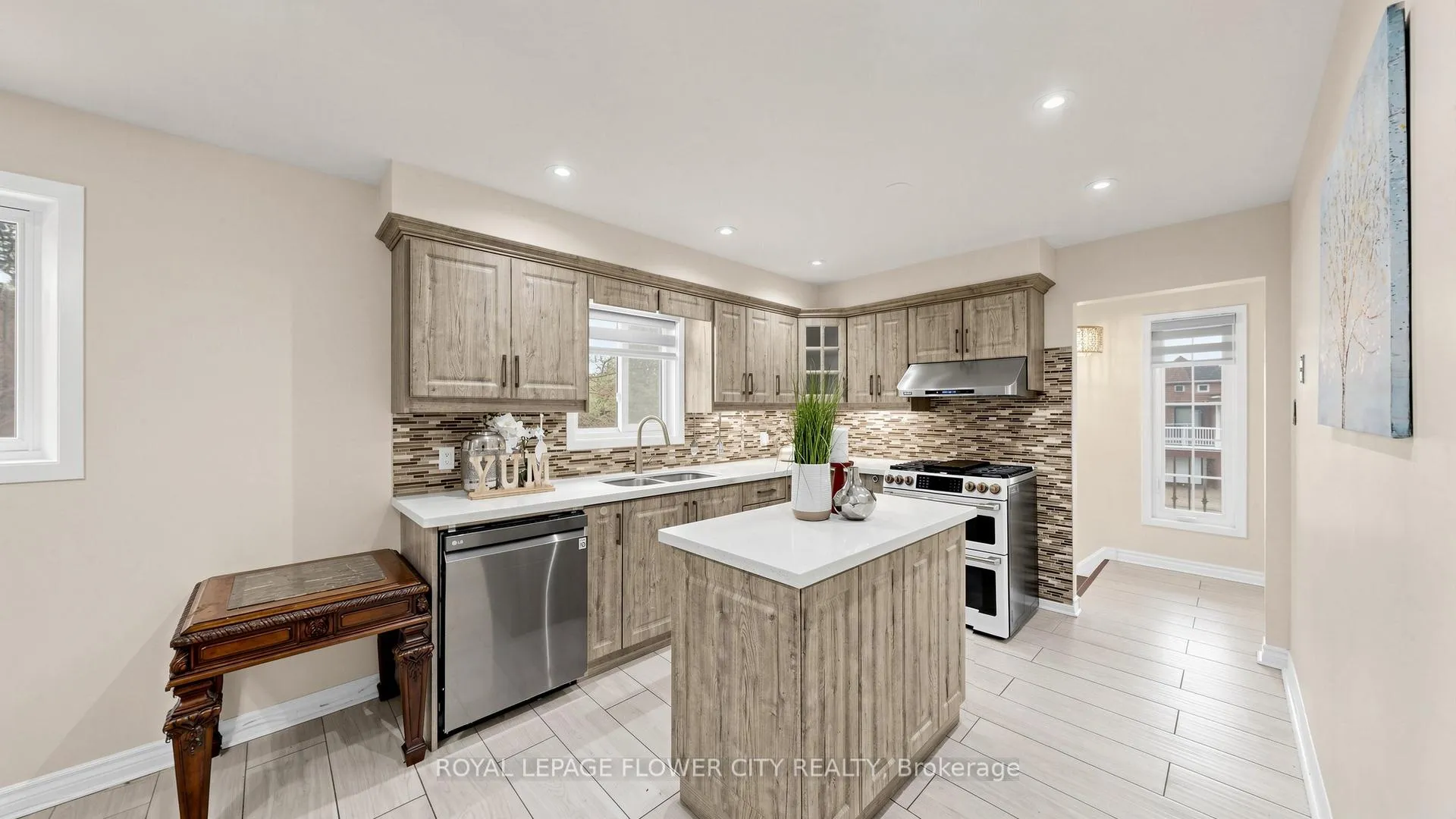 Photo 8 of 307 Royal Salisbury Way, Brampton, Madoc — HOMEH