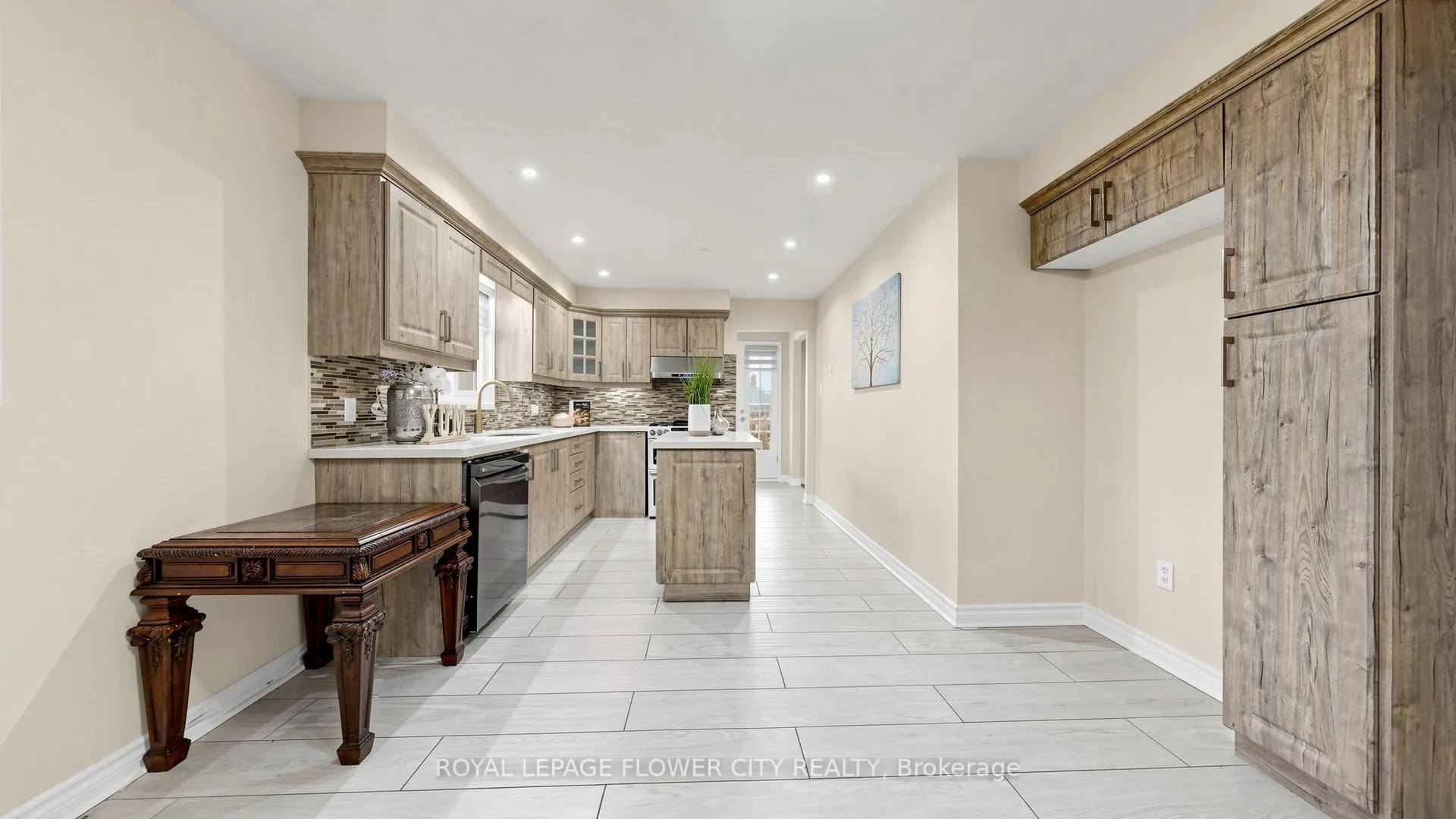 Photo 10 of 307 Royal Salisbury Way, Brampton, Madoc — HOMEH