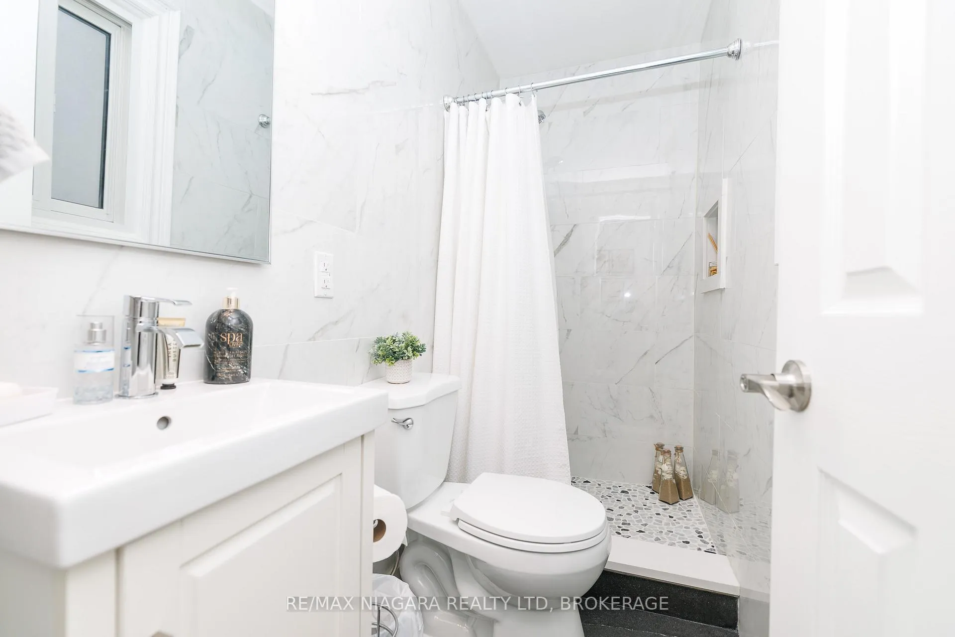 Photo 10 of 7013 Glengowan Crescent, Niagara Falls, Casey — HOMEH