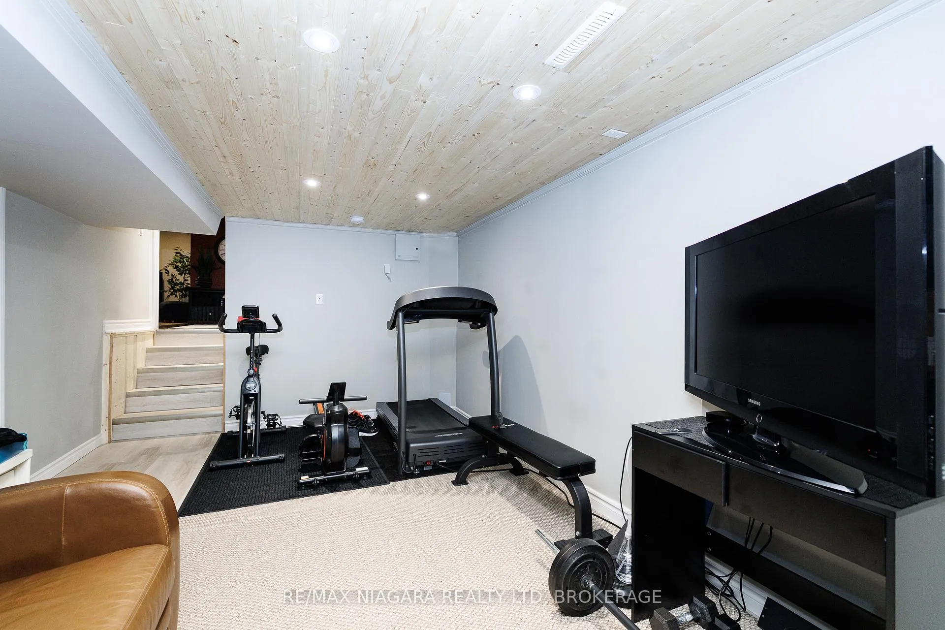 Photo 14 of 7013 Glengowan Crescent, Niagara Falls, Casey — HOMEH