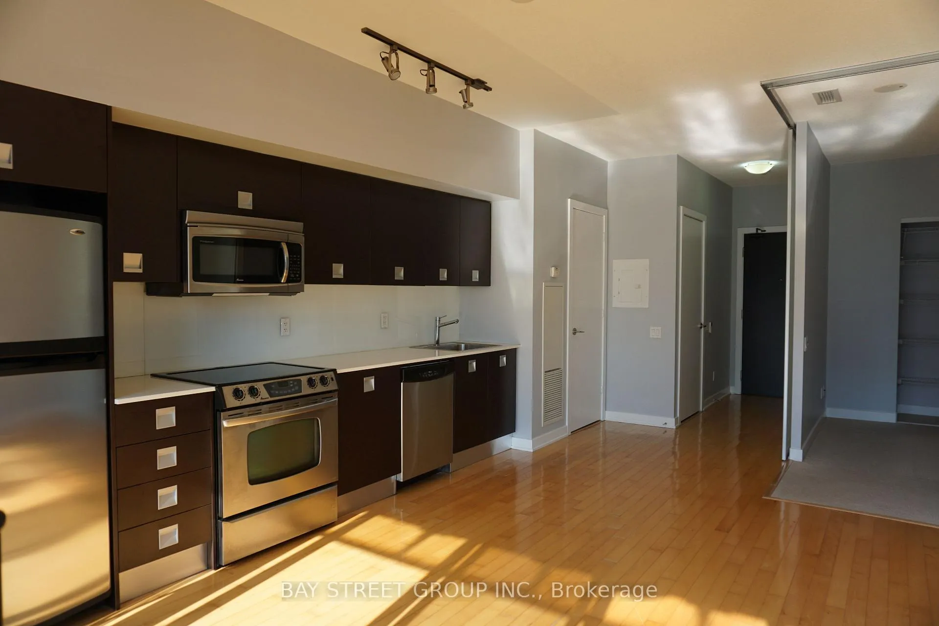 Photo 4 of Unit 907, 33 Charles Street E, Toronto, Church-Yonge Corridor — HOMEH