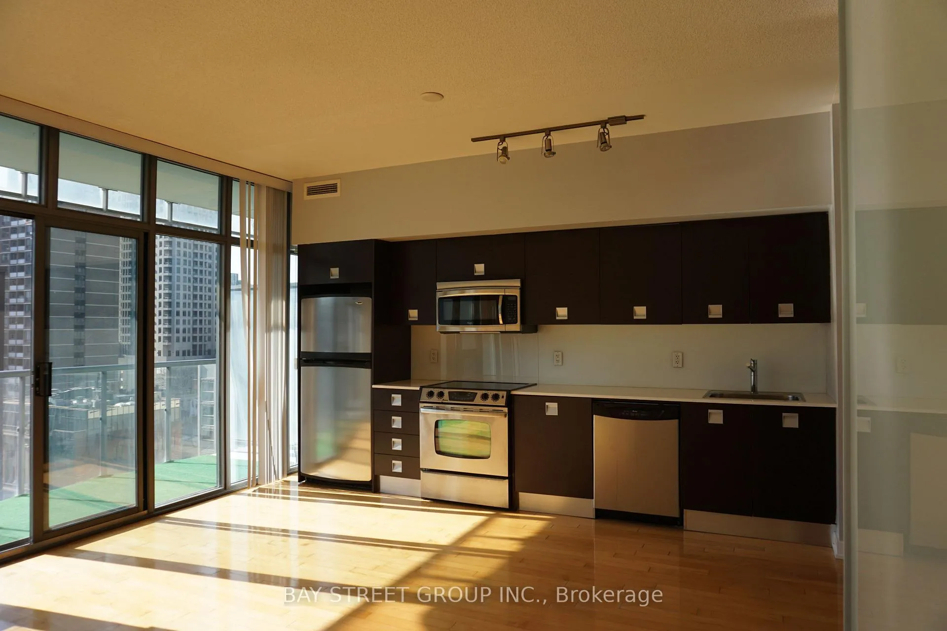 Photo 5 of Unit 907, 33 Charles Street E, Toronto, Church-Yonge Corridor — HOMEH