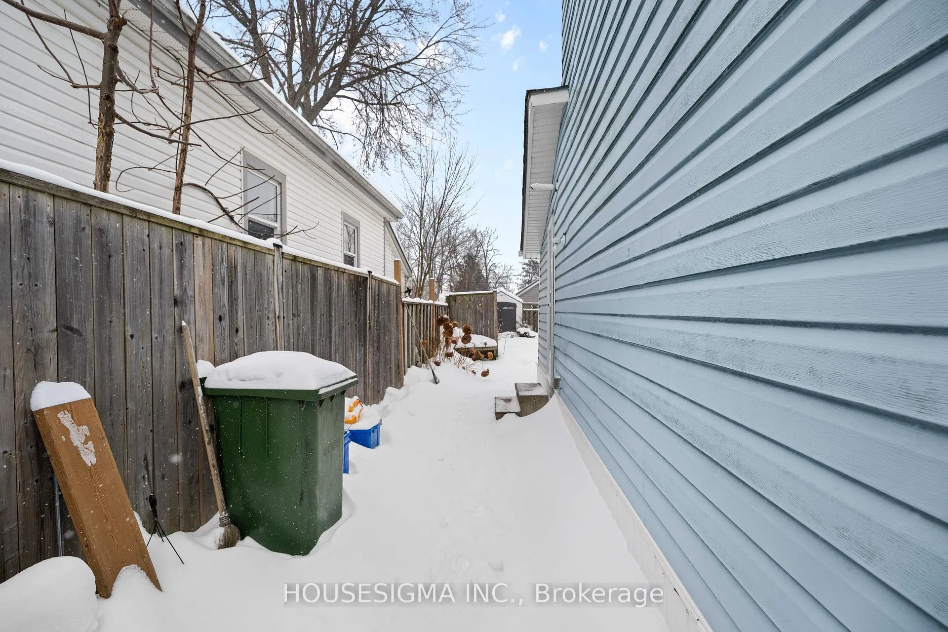 Photo 23 of 16 Centre Street, St. Thomas — HOMEH