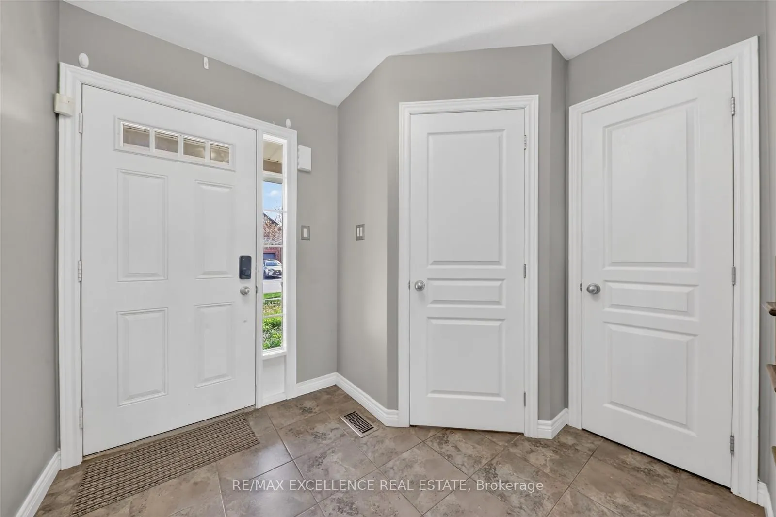 Photo 5 of 31 Donald Bell Drive, Hamilton, Binbrook — HOMEH