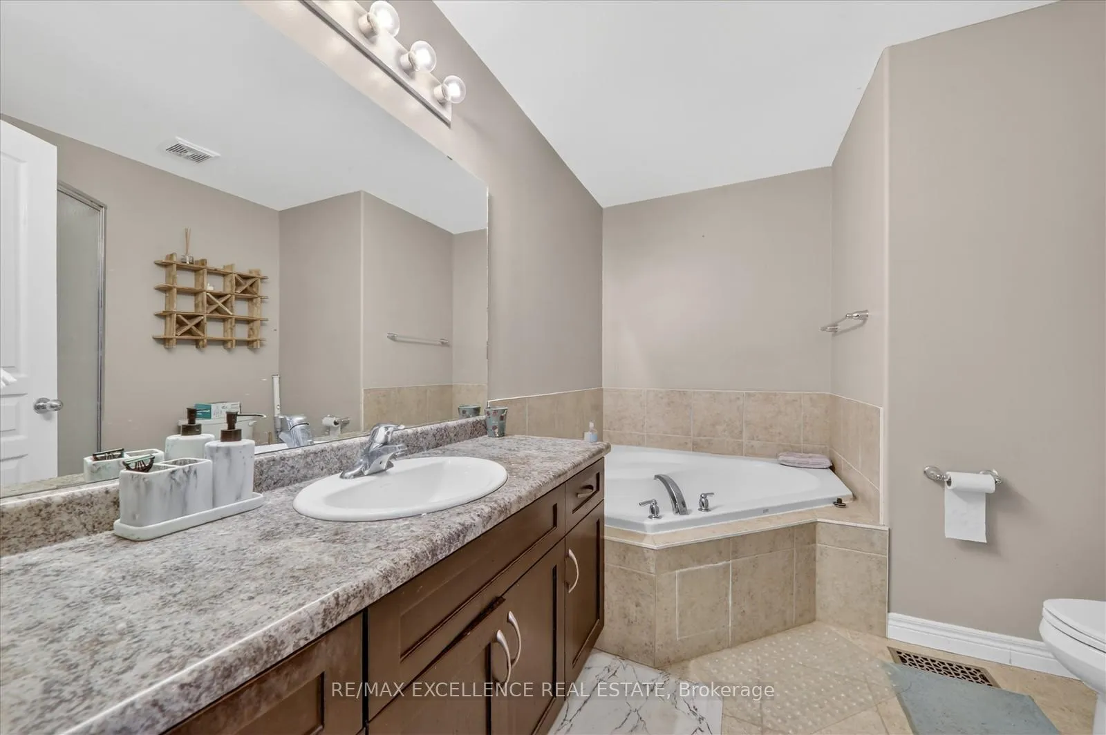 Photo 22 of 31 Donald Bell Drive, Hamilton, Binbrook — HOMEH