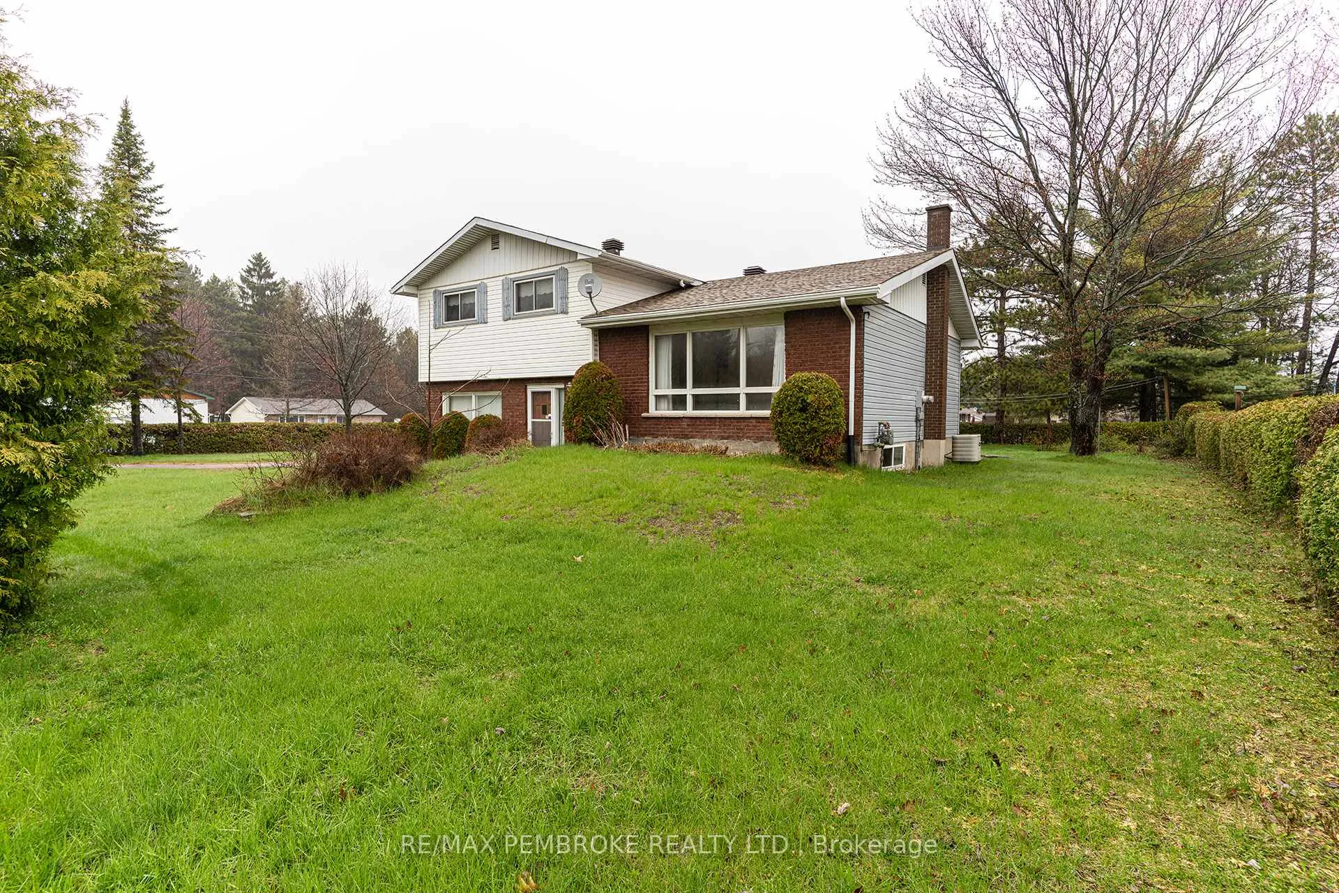 Photo 3 of 2 Silke Drive, Petawawa — HOMEH