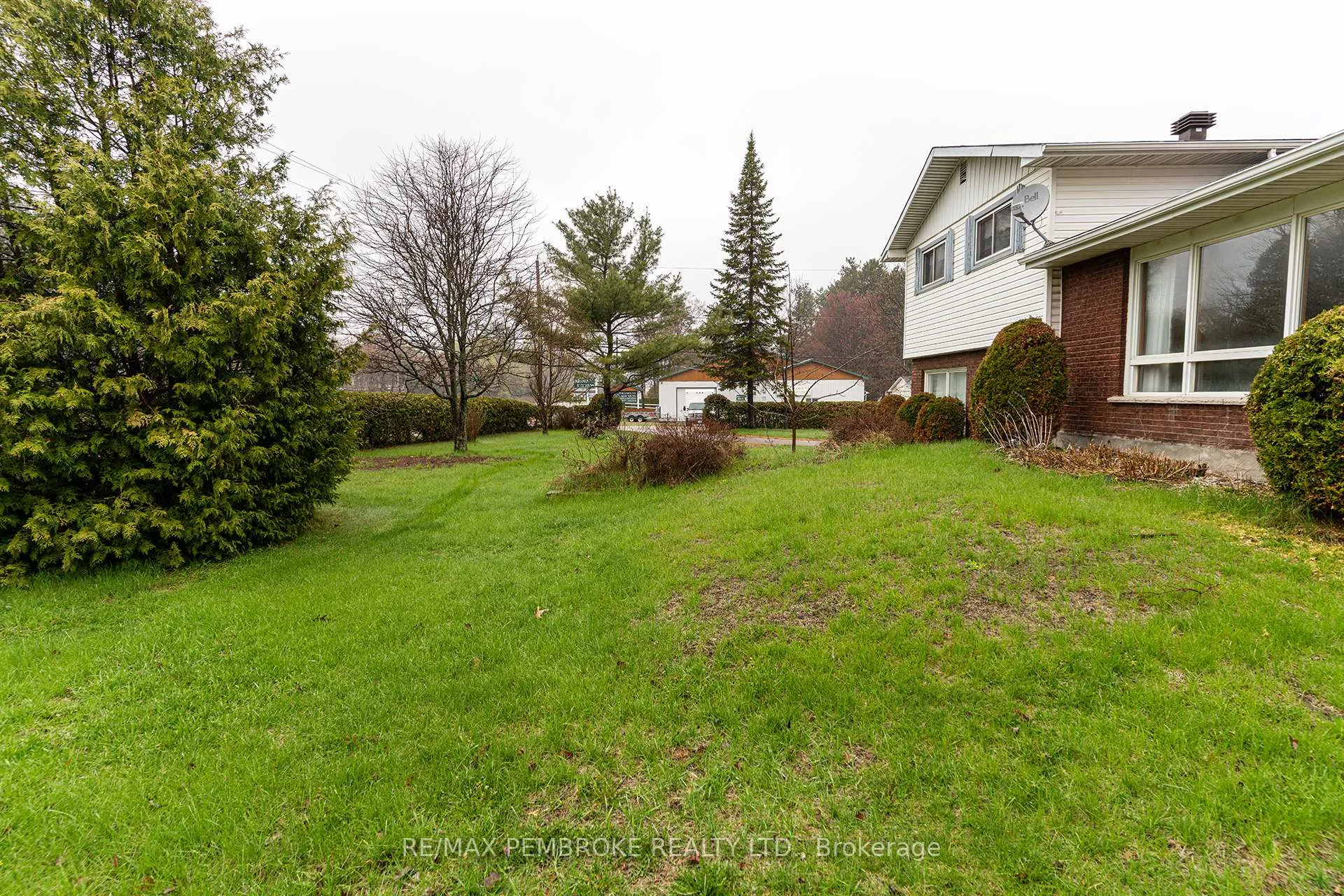 Photo 4 of 2 Silke Drive, Petawawa — HOMEH