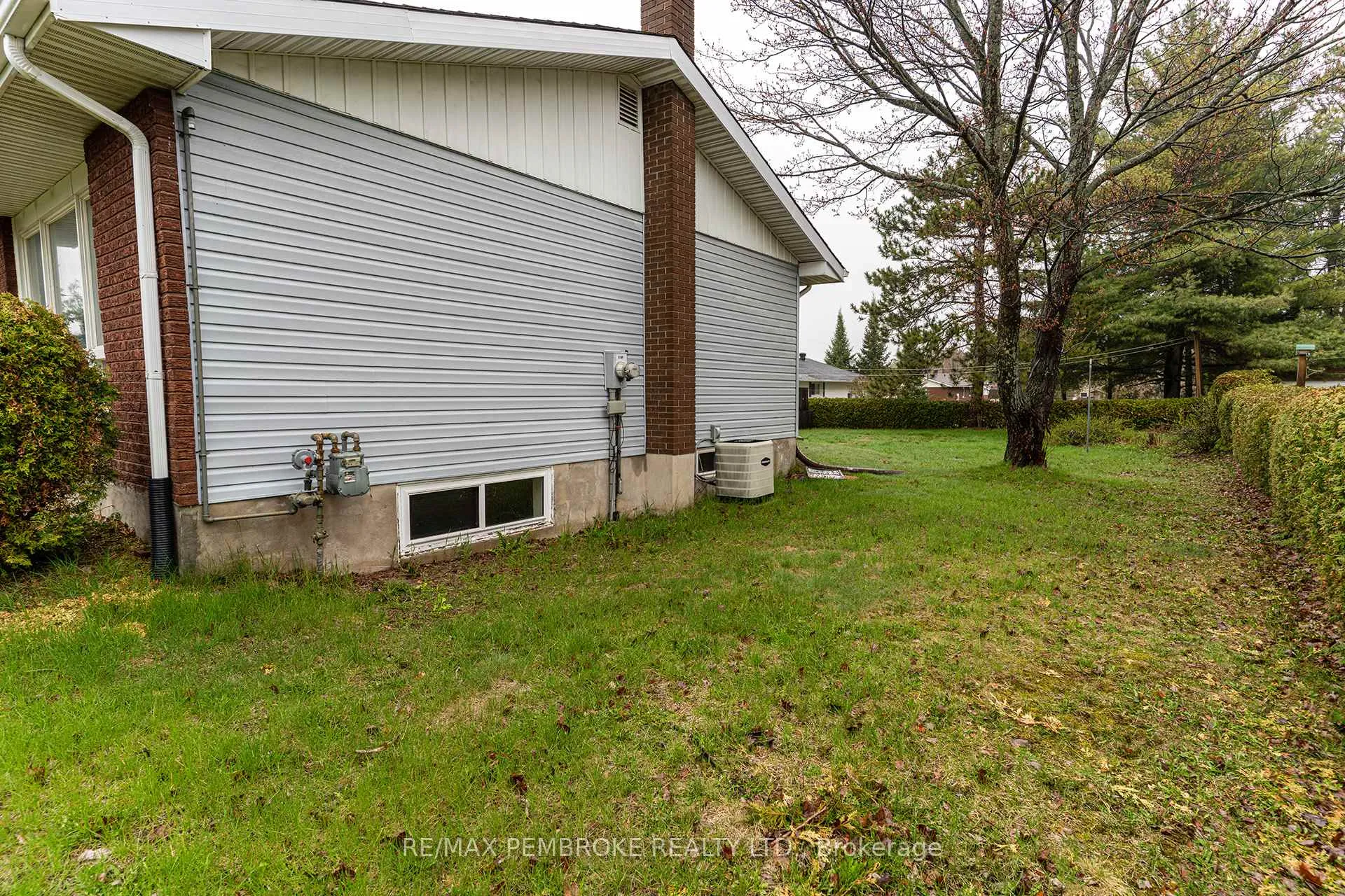 Photo 5 of 2 Silke Drive, Petawawa — HOMEH