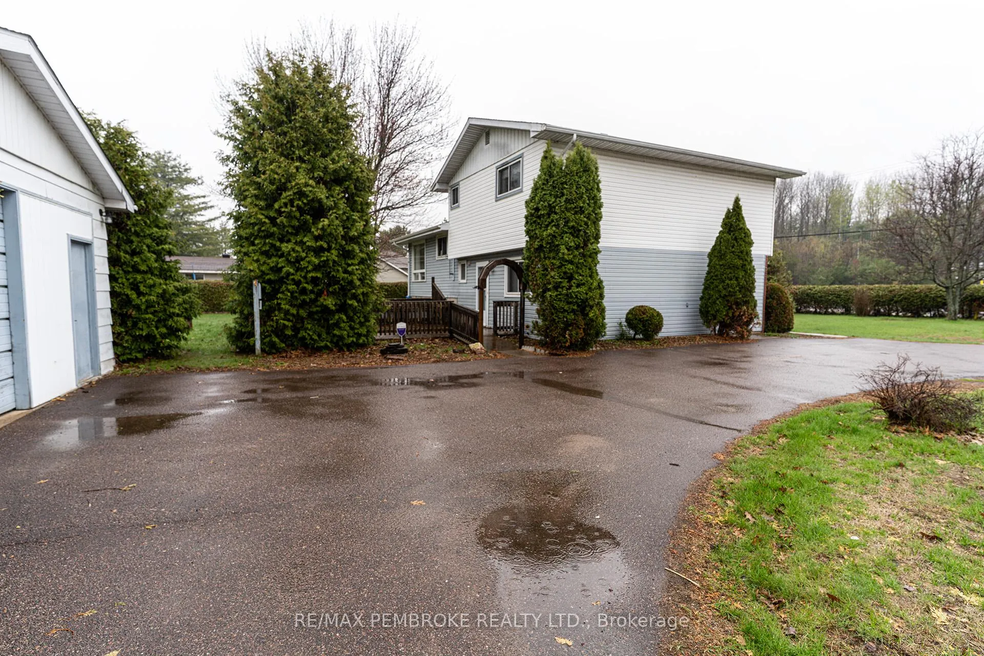Photo 10 of 2 Silke Drive, Petawawa — HOMEH