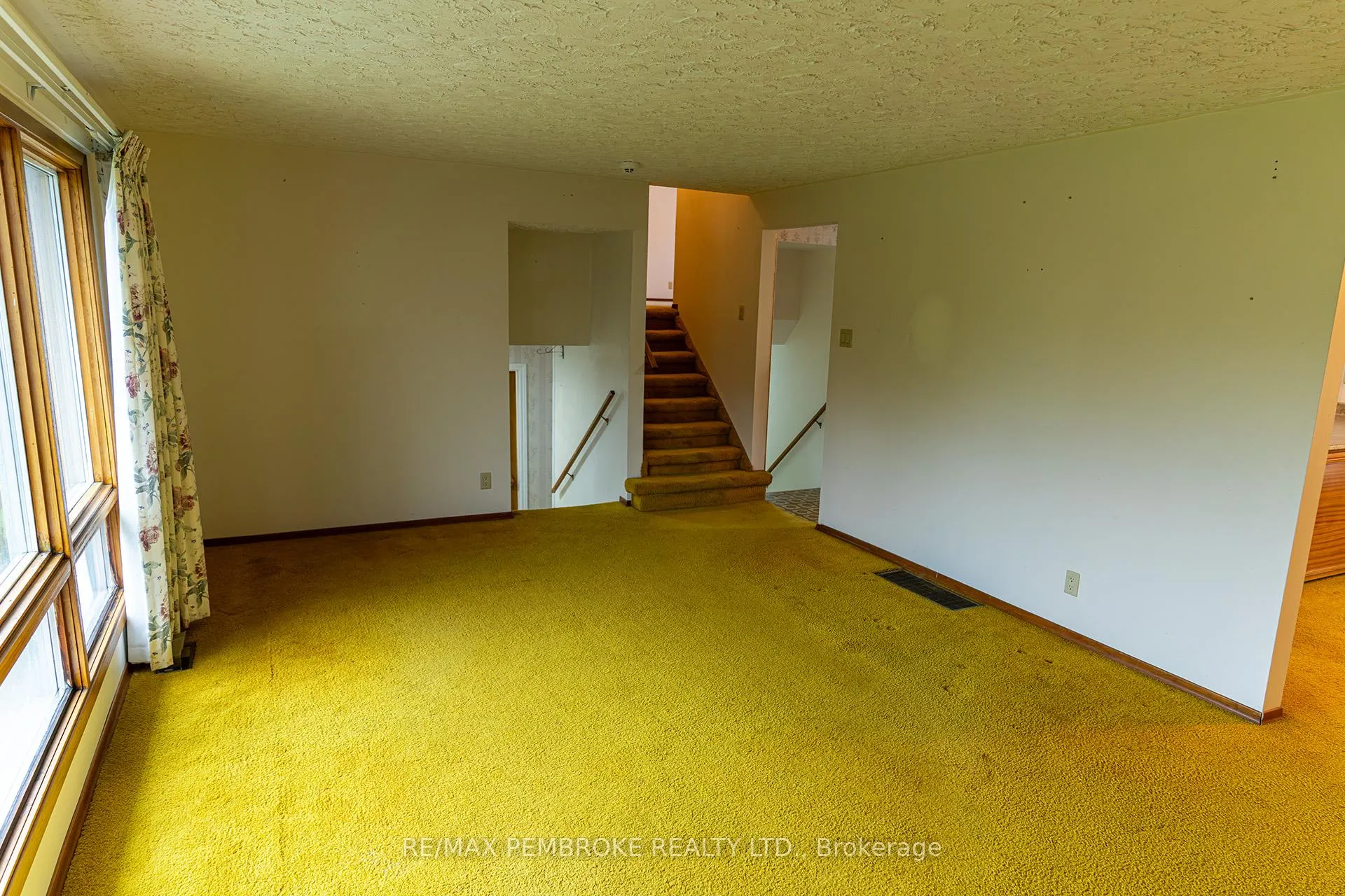 Photo 19 of 2 Silke Drive, Petawawa — HOMEH
