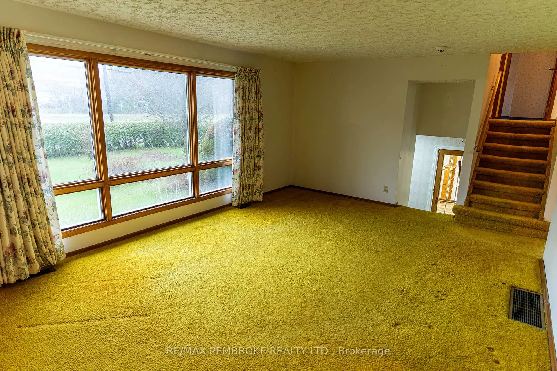 Photo 20 of 2 Silke Drive, Petawawa — HOMEH