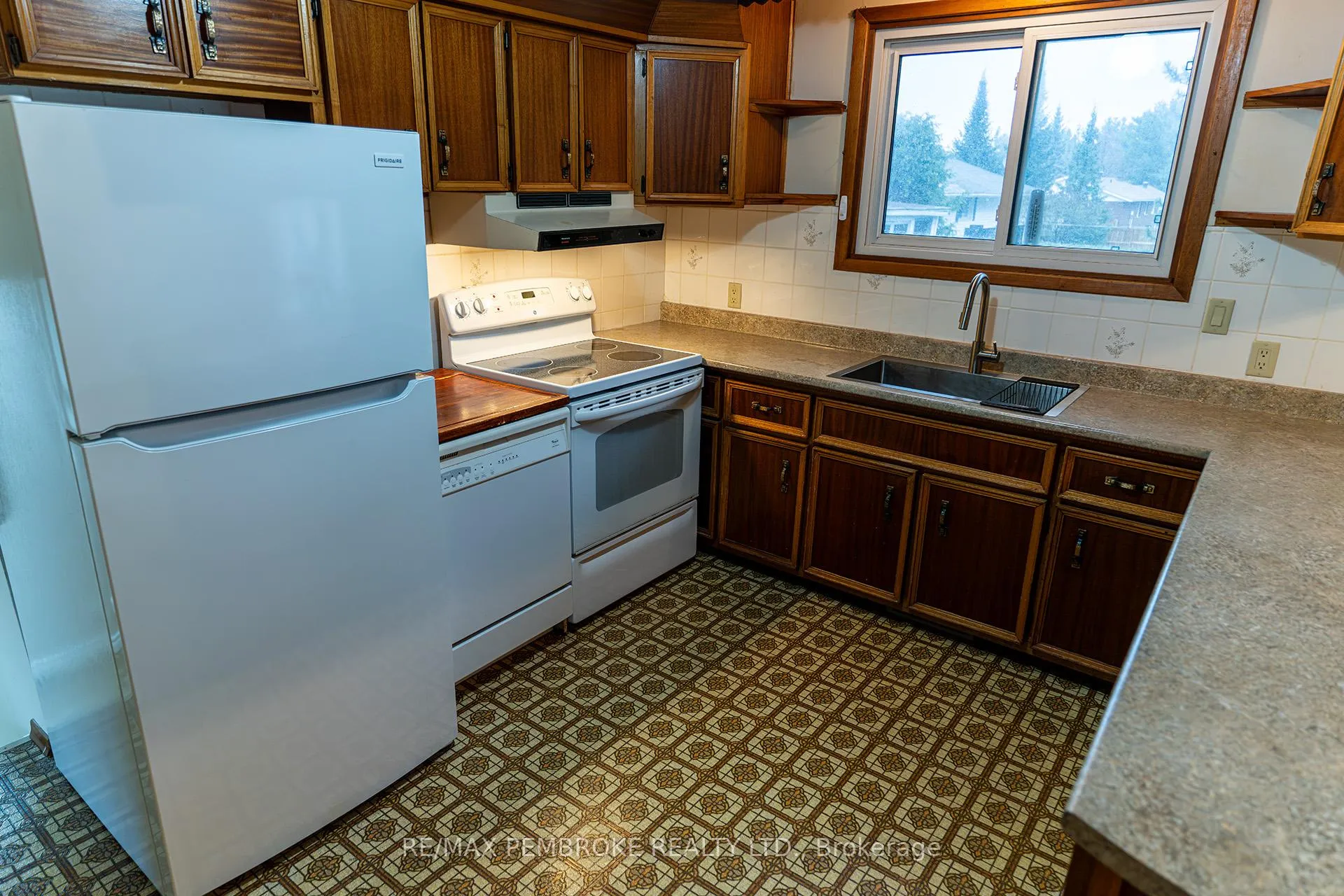 Photo 23 of 2 Silke Drive, Petawawa — HOMEH