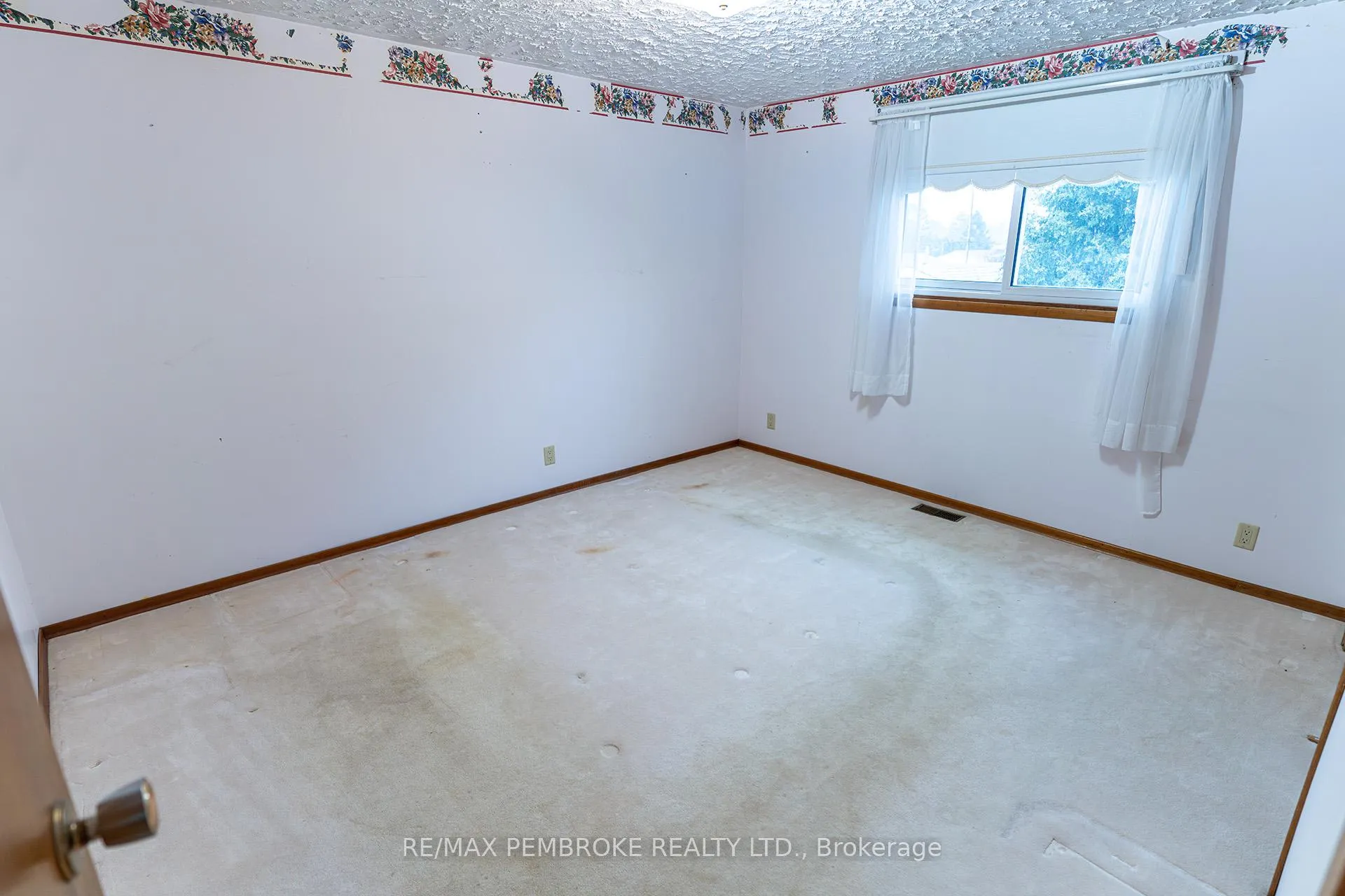 Photo 33 of 2 Silke Drive, Petawawa — HOMEH