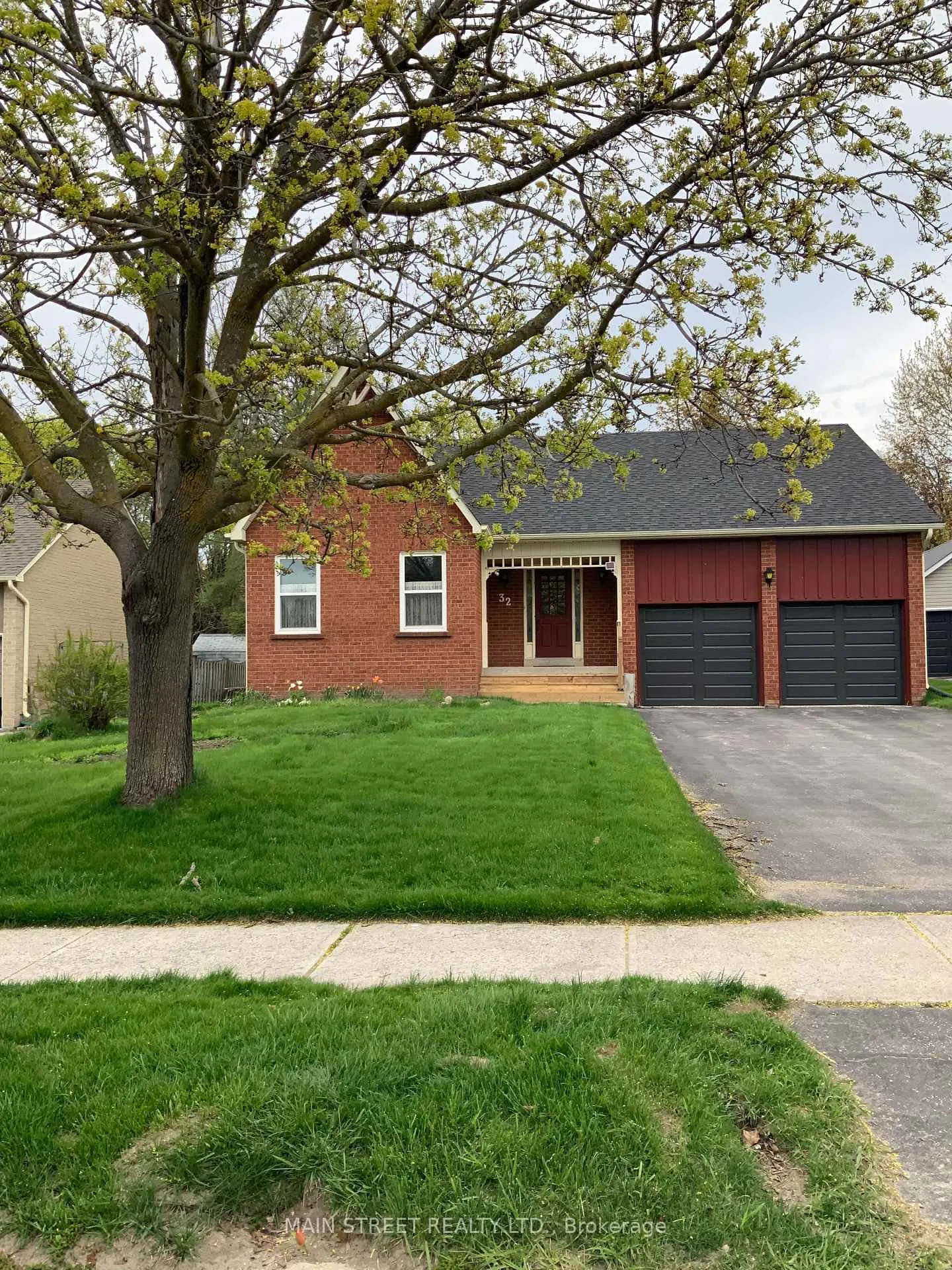 Photo 1 of 32 Centre Road, Uxbridge — HOMEH