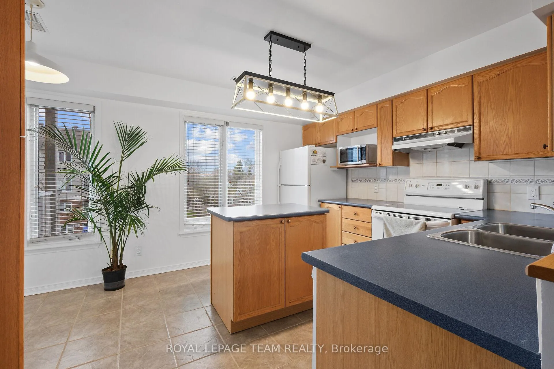Photo 18 of Unit 23, 1701 Blohm Drive, Ottawa, Hunt Club Park — HOMEH