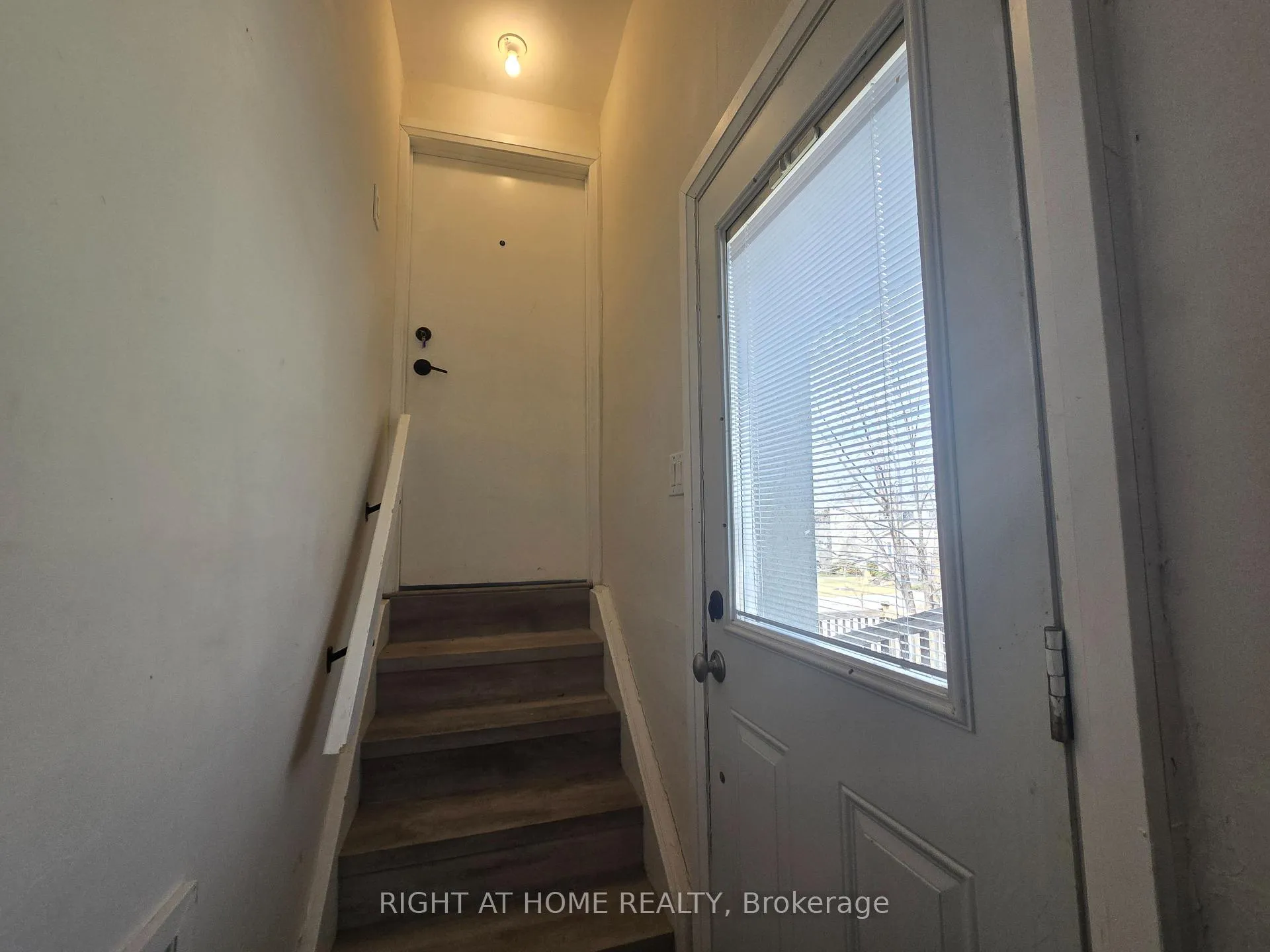 Photo 3 of Unit 2, 18 Ewing Street, Halton Hills, Georgetown — HOMEH