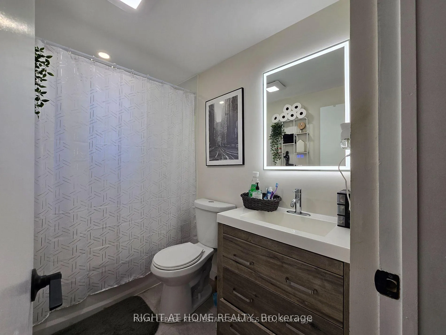 Photo 11 of Unit 2, 18 Ewing Street, Halton Hills, Georgetown — HOMEH