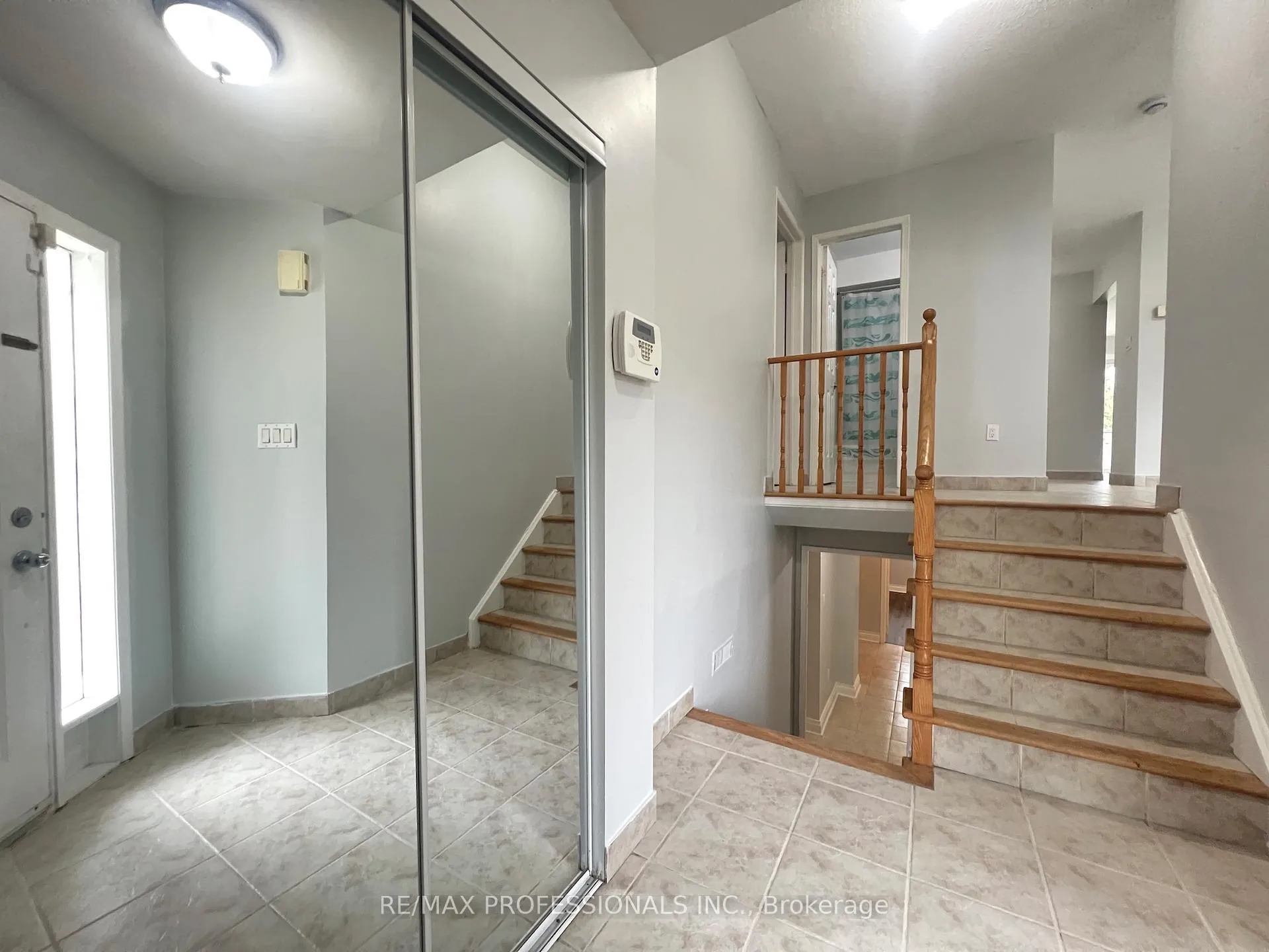 Photo 2 of 110 Springview Drive, Brampton, Brampton West — HOMEH