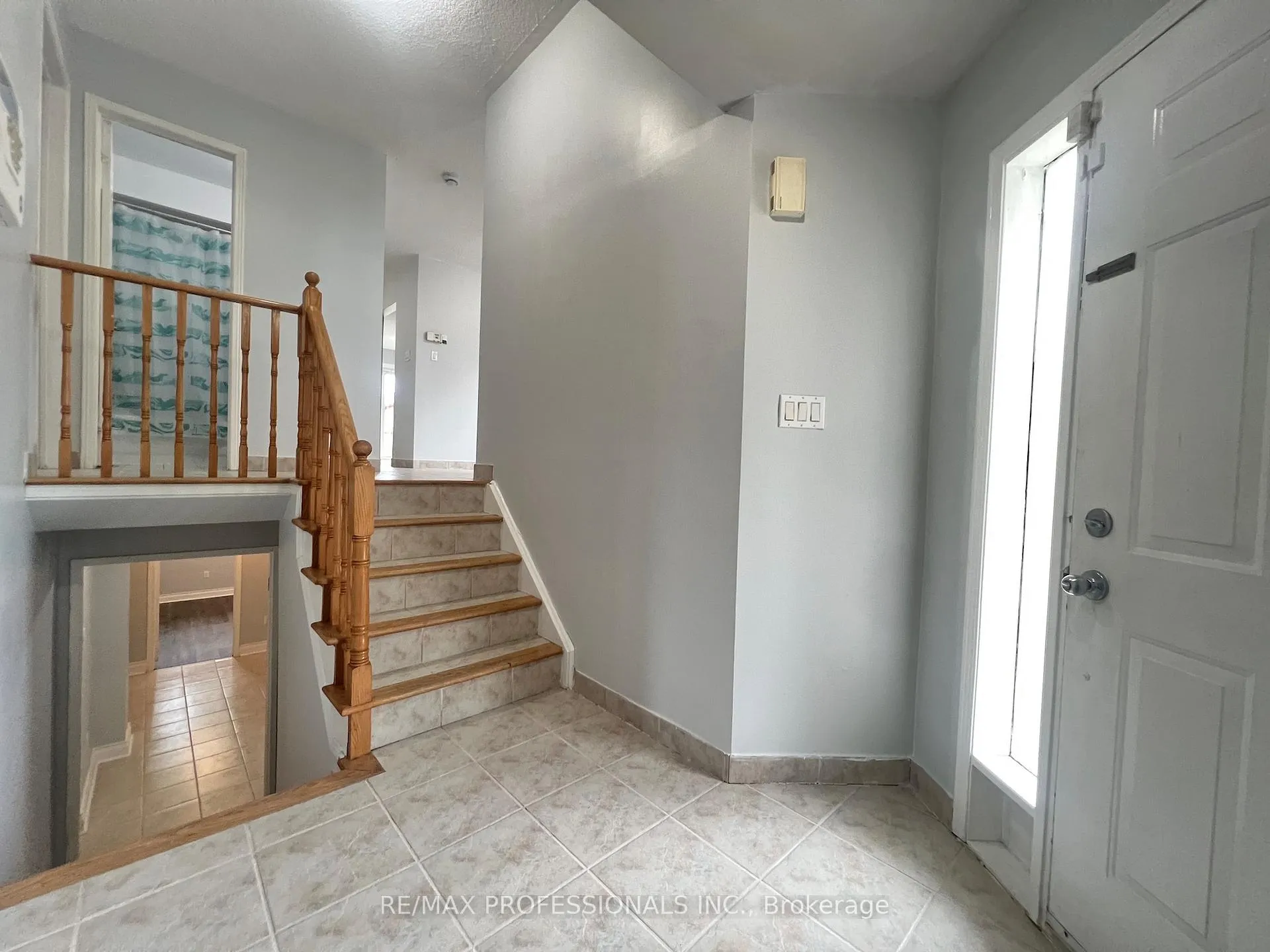 Photo 3 of 110 Springview Drive, Brampton, Brampton West — HOMEH