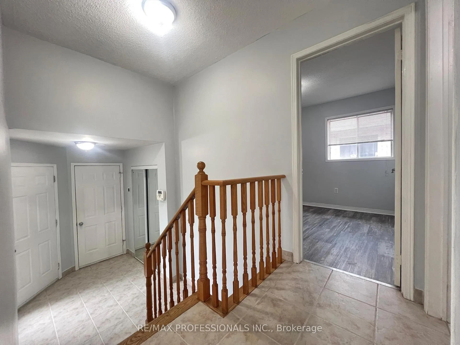 Photo 4 of 110 Springview Drive, Brampton, Brampton West — HOMEH