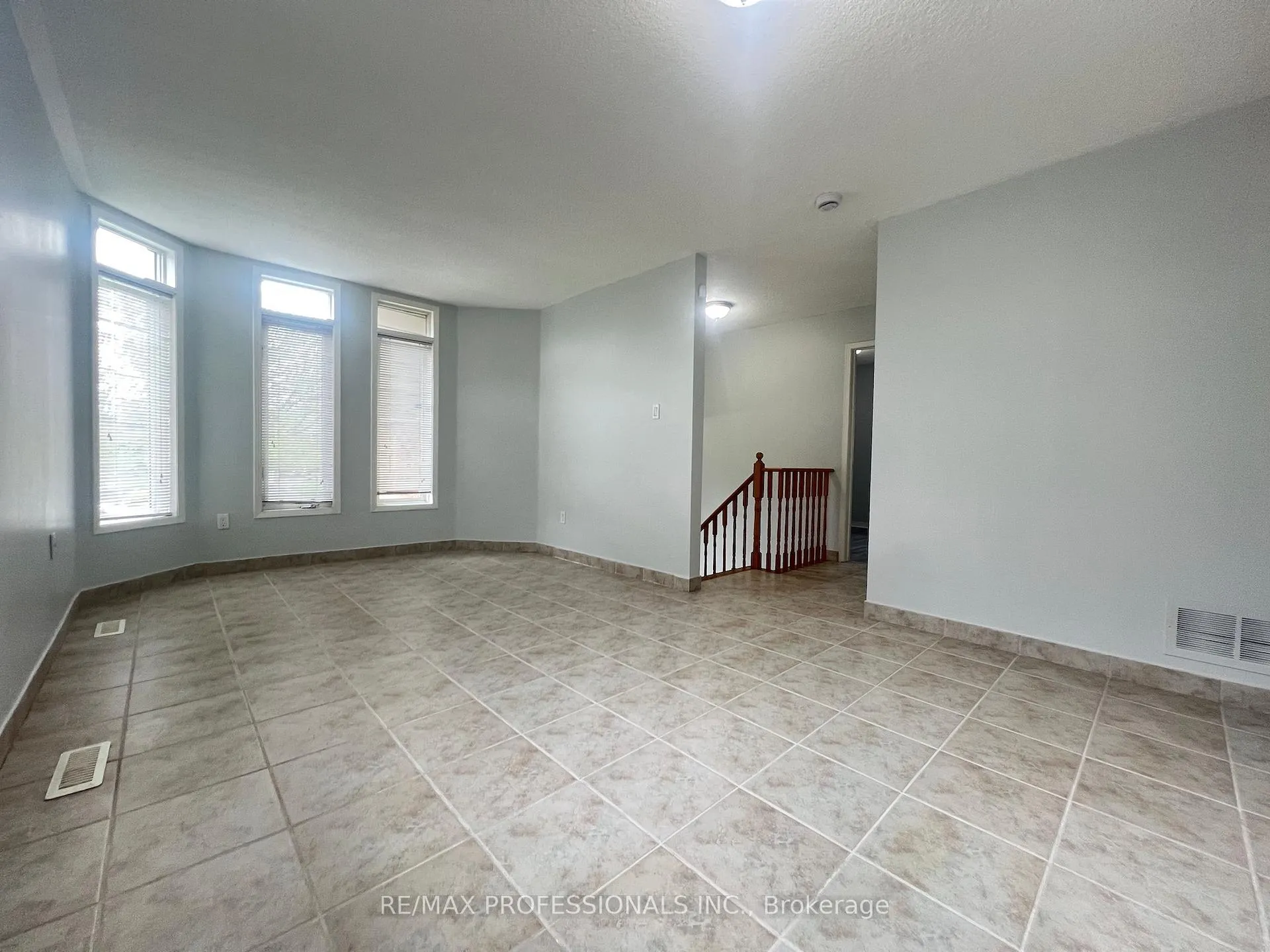 Photo 5 of 110 Springview Drive, Brampton, Brampton West — HOMEH