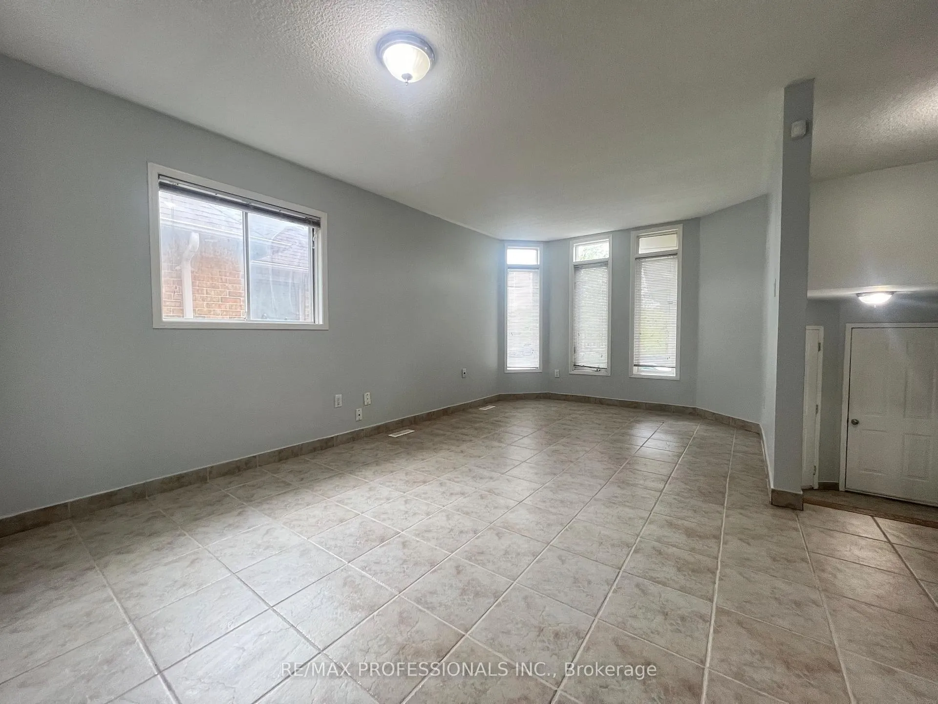 Photo 6 of 110 Springview Drive, Brampton, Brampton West — HOMEH