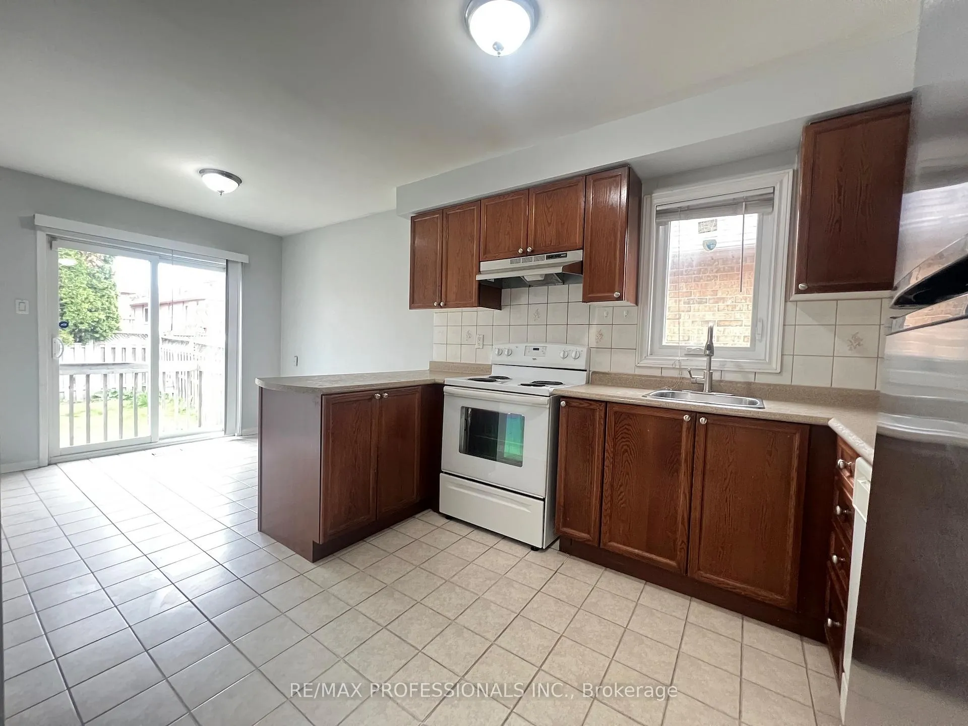 Photo 7 of 110 Springview Drive, Brampton, Brampton West — HOMEH