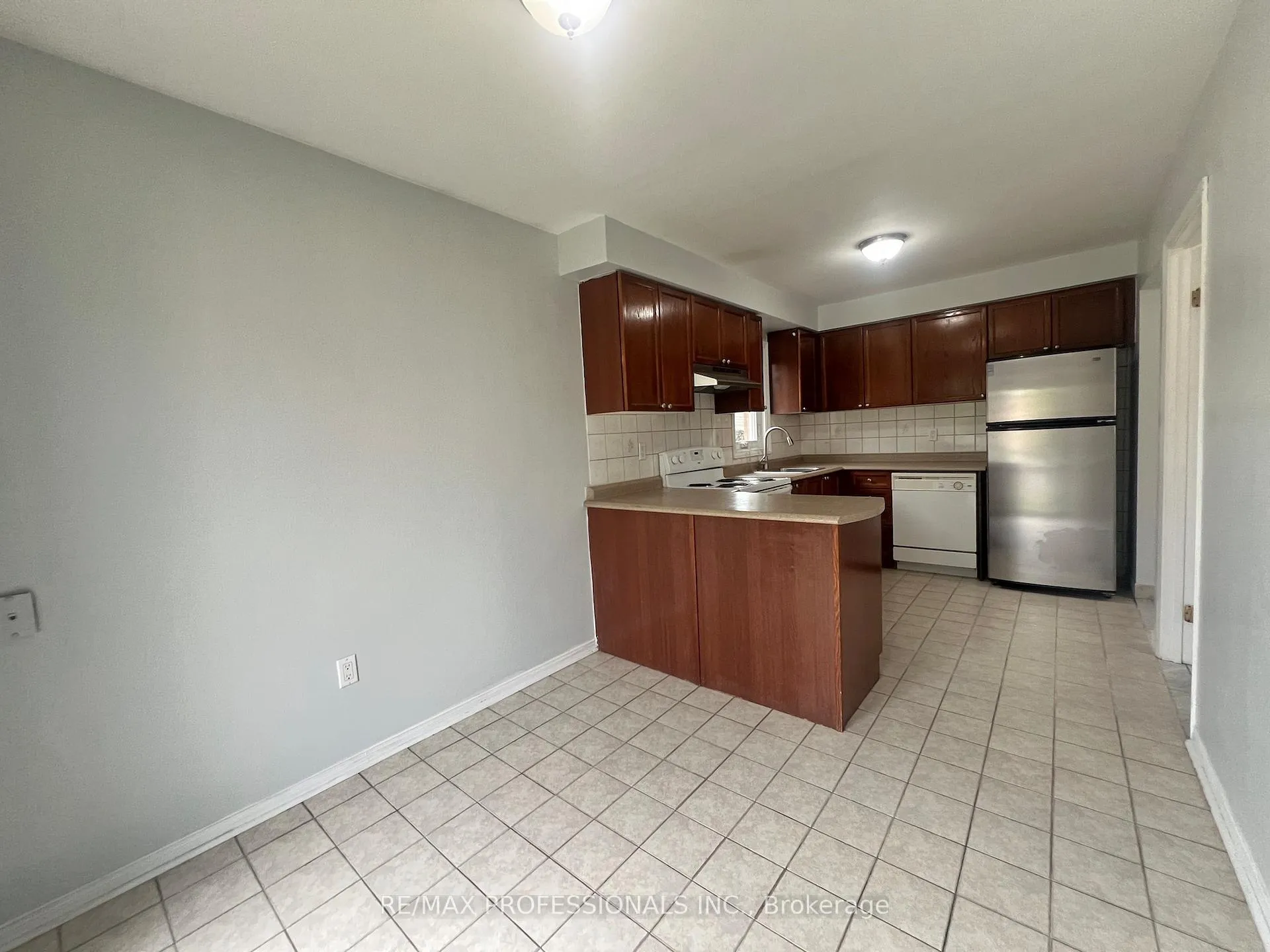 Photo 9 of 110 Springview Drive, Brampton, Brampton West — HOMEH