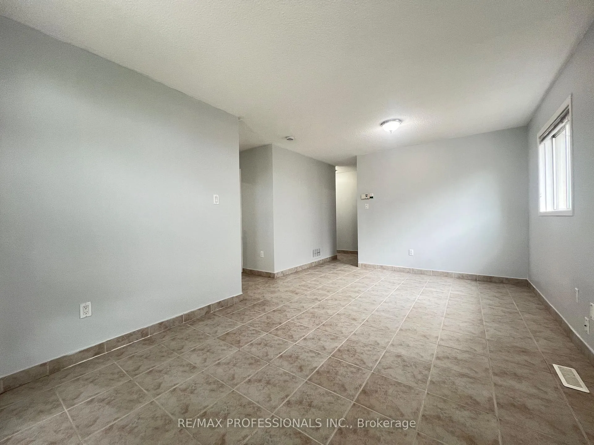 Photo 12 of 110 Springview Drive, Brampton, Brampton West — HOMEH