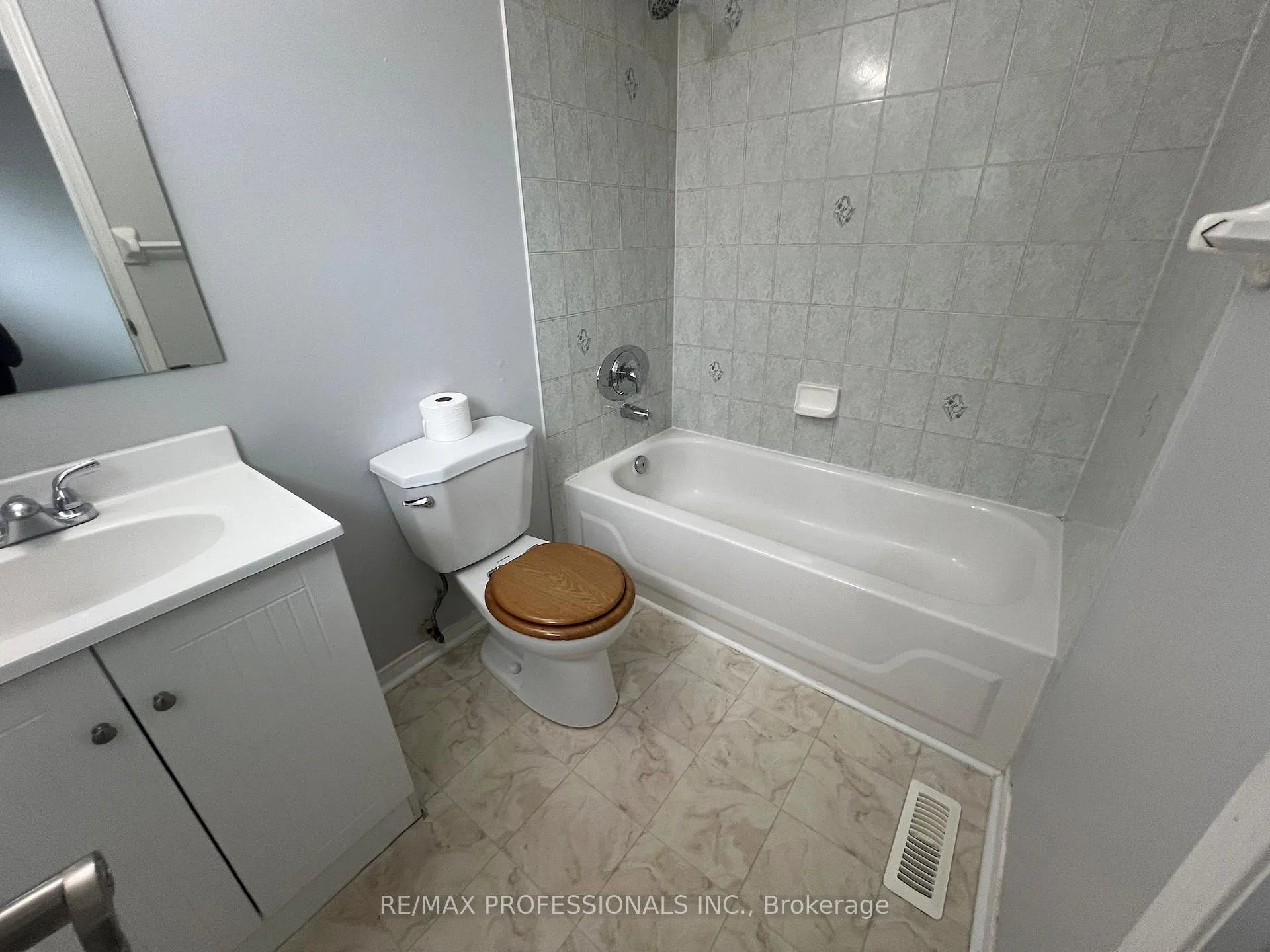 Photo 18 of 110 Springview Drive, Brampton, Brampton West — HOMEH