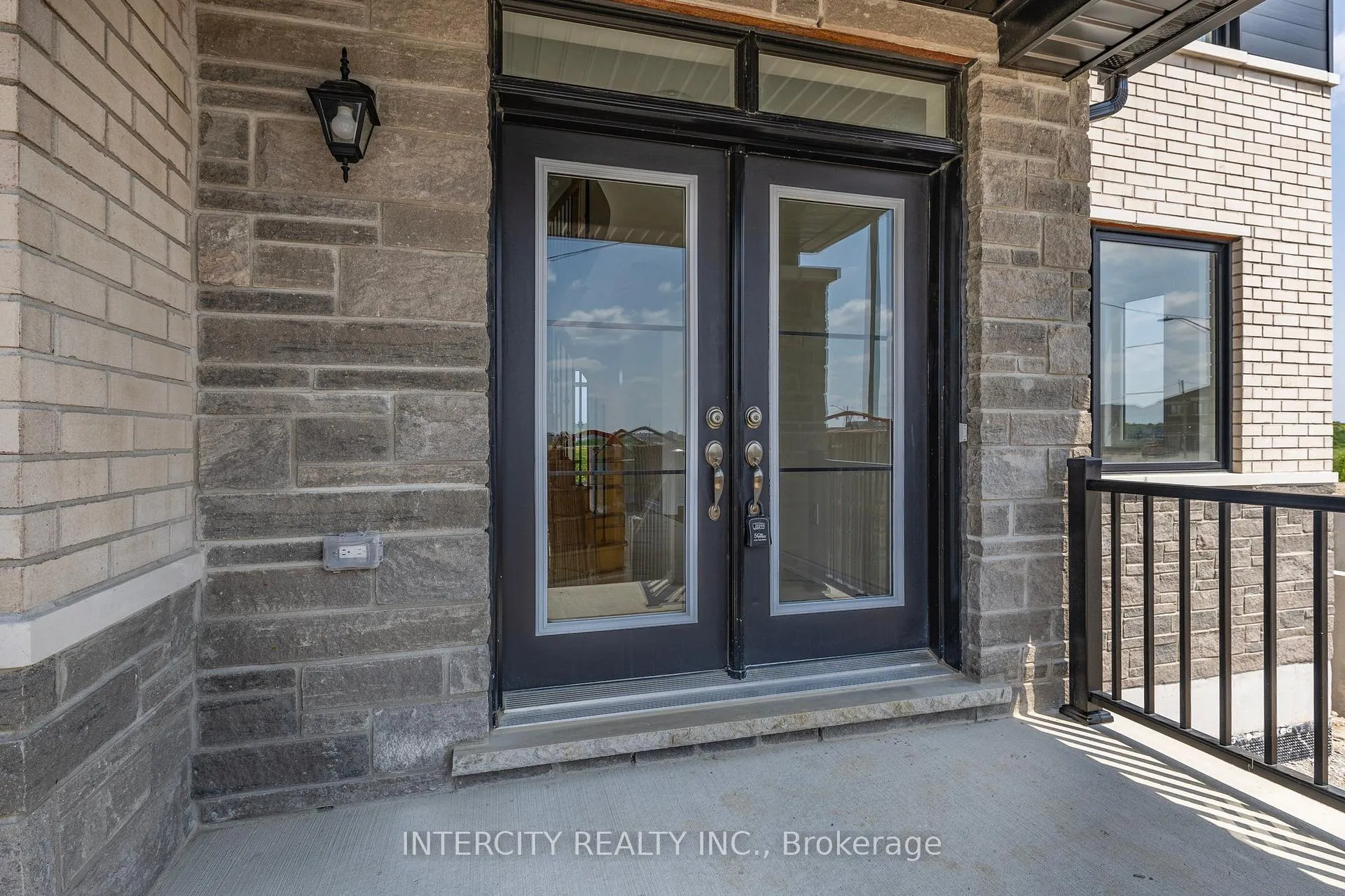 Photo 5 of 36 Legacy Circle, Wasaga Beach — HOMEH