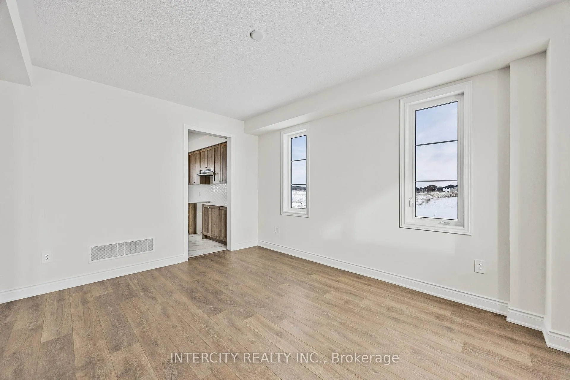 Photo 8 of 36 Legacy Circle, Wasaga Beach — HOMEH