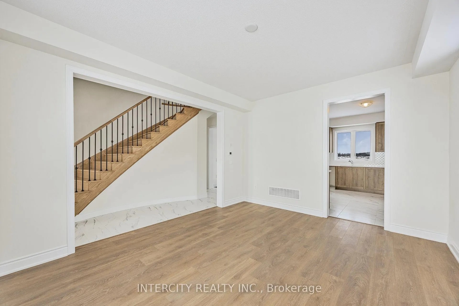 Photo 9 of 36 Legacy Circle, Wasaga Beach — HOMEH