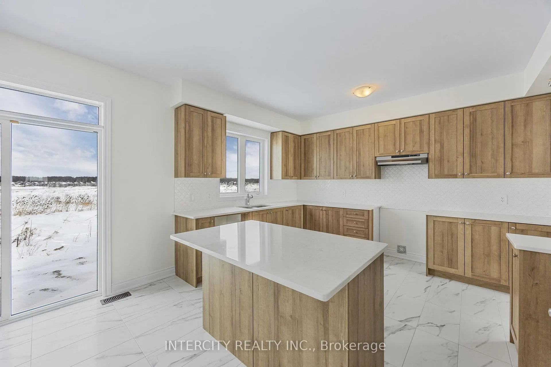 Photo 15 of 36 Legacy Circle, Wasaga Beach — HOMEH