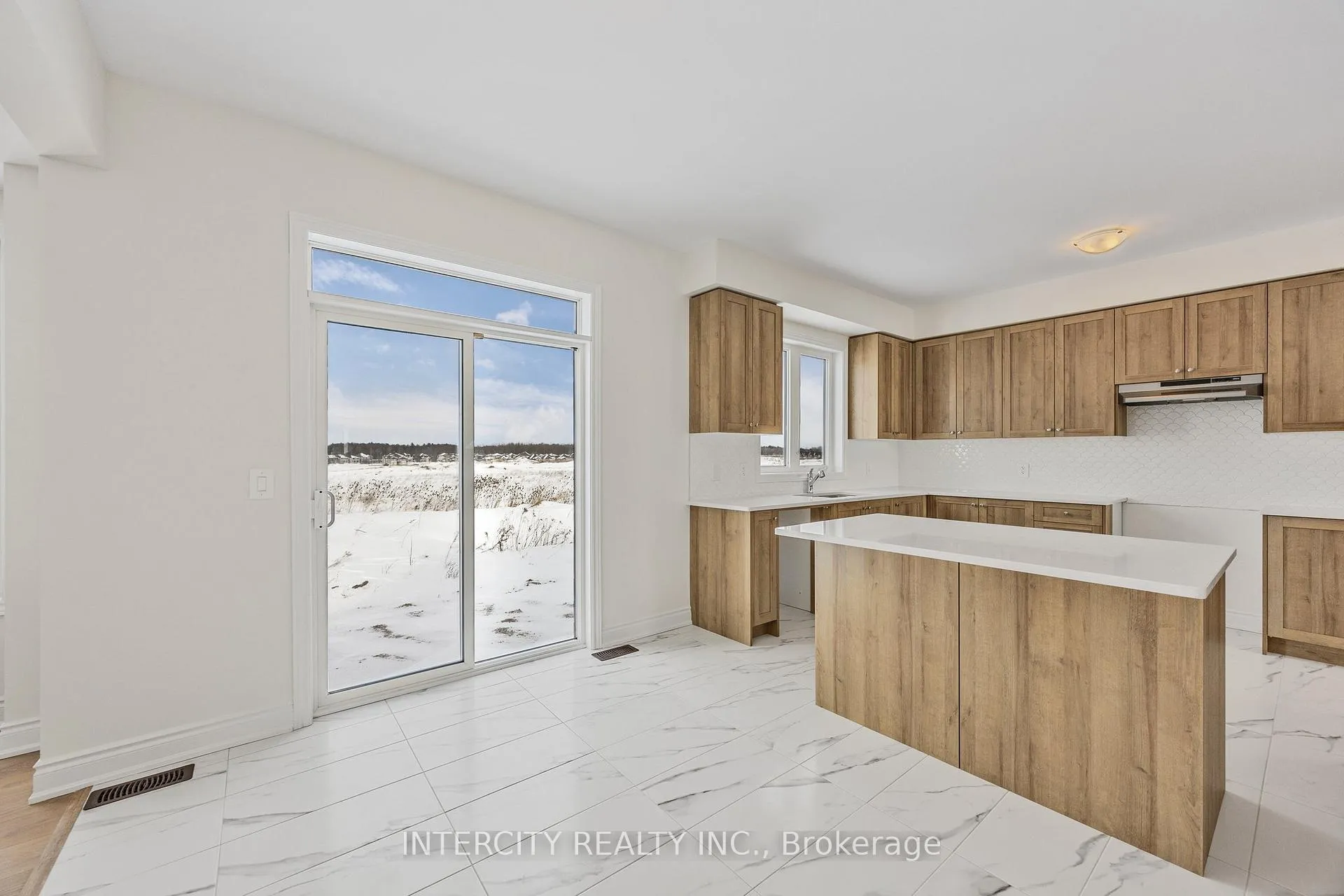 Photo 17 of 36 Legacy Circle, Wasaga Beach — HOMEH