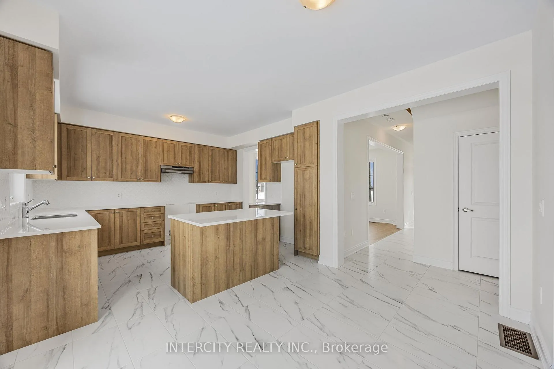 Photo 20 of 36 Legacy Circle, Wasaga Beach — HOMEH