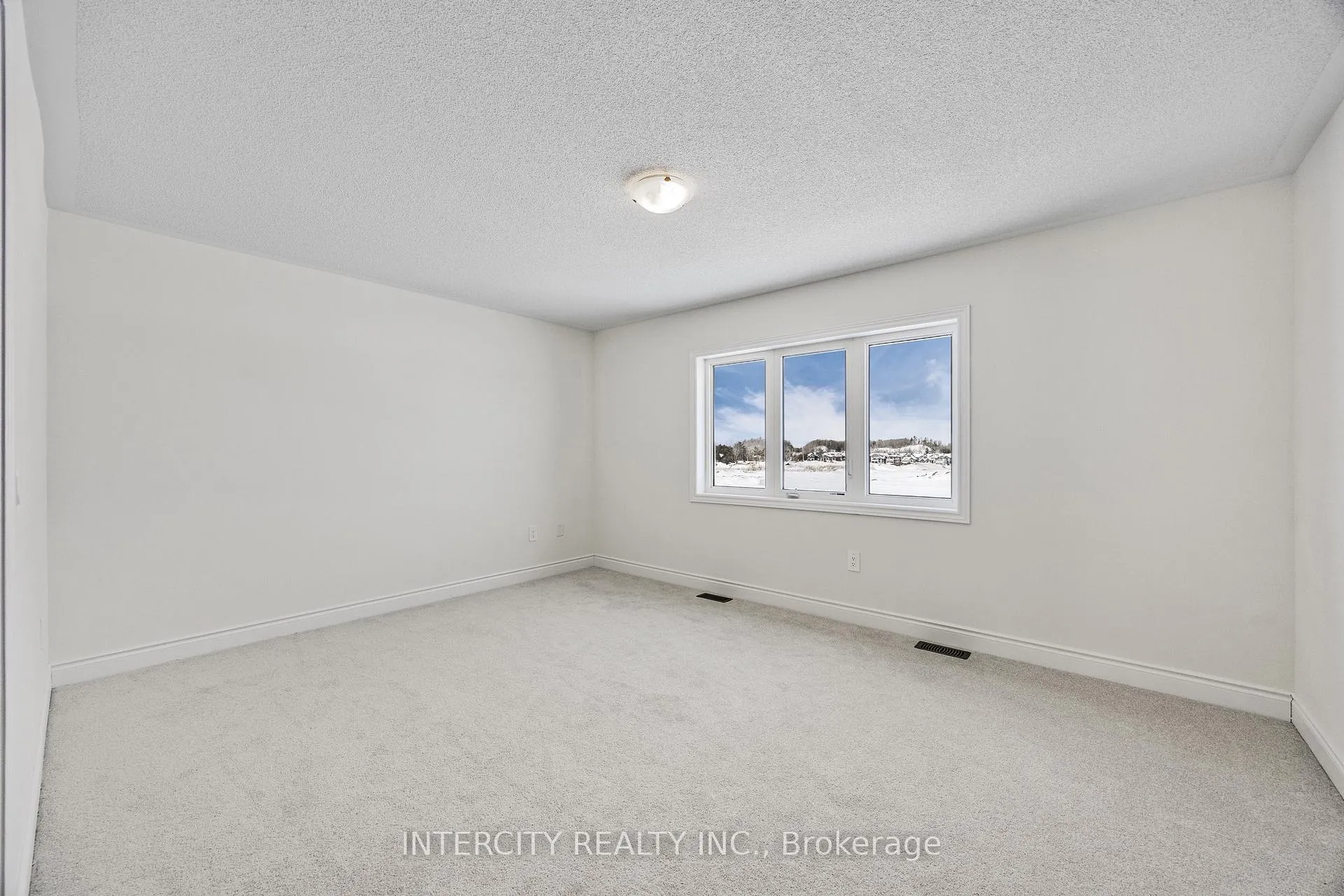 Photo 29 of 36 Legacy Circle, Wasaga Beach — HOMEH