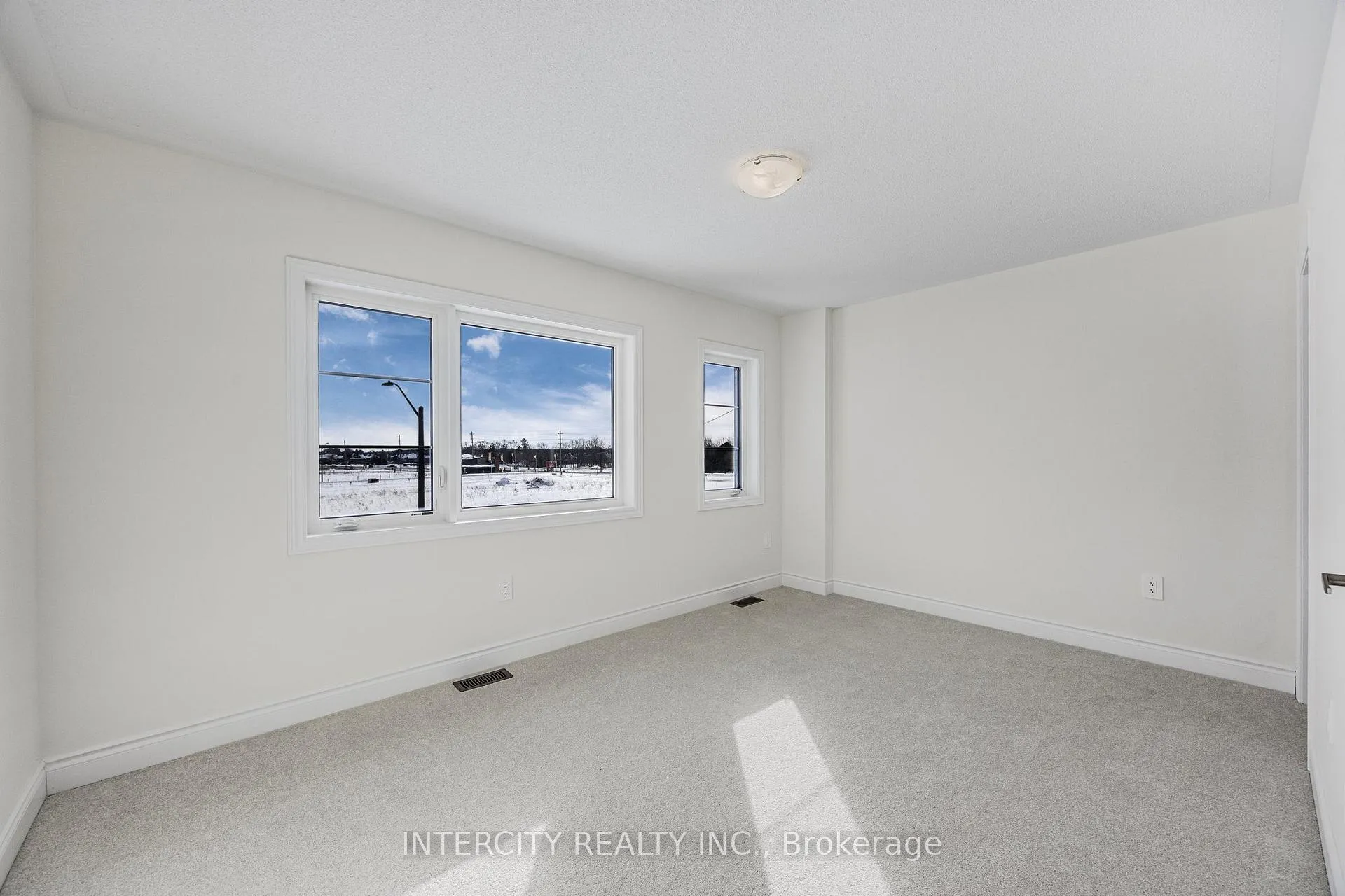 Photo 33 of 36 Legacy Circle, Wasaga Beach — HOMEH