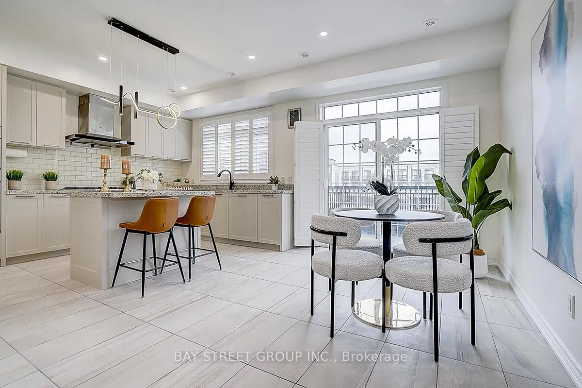 Photo 8 of 74 Village Parkway E, Markham, Unionville — HOMEH