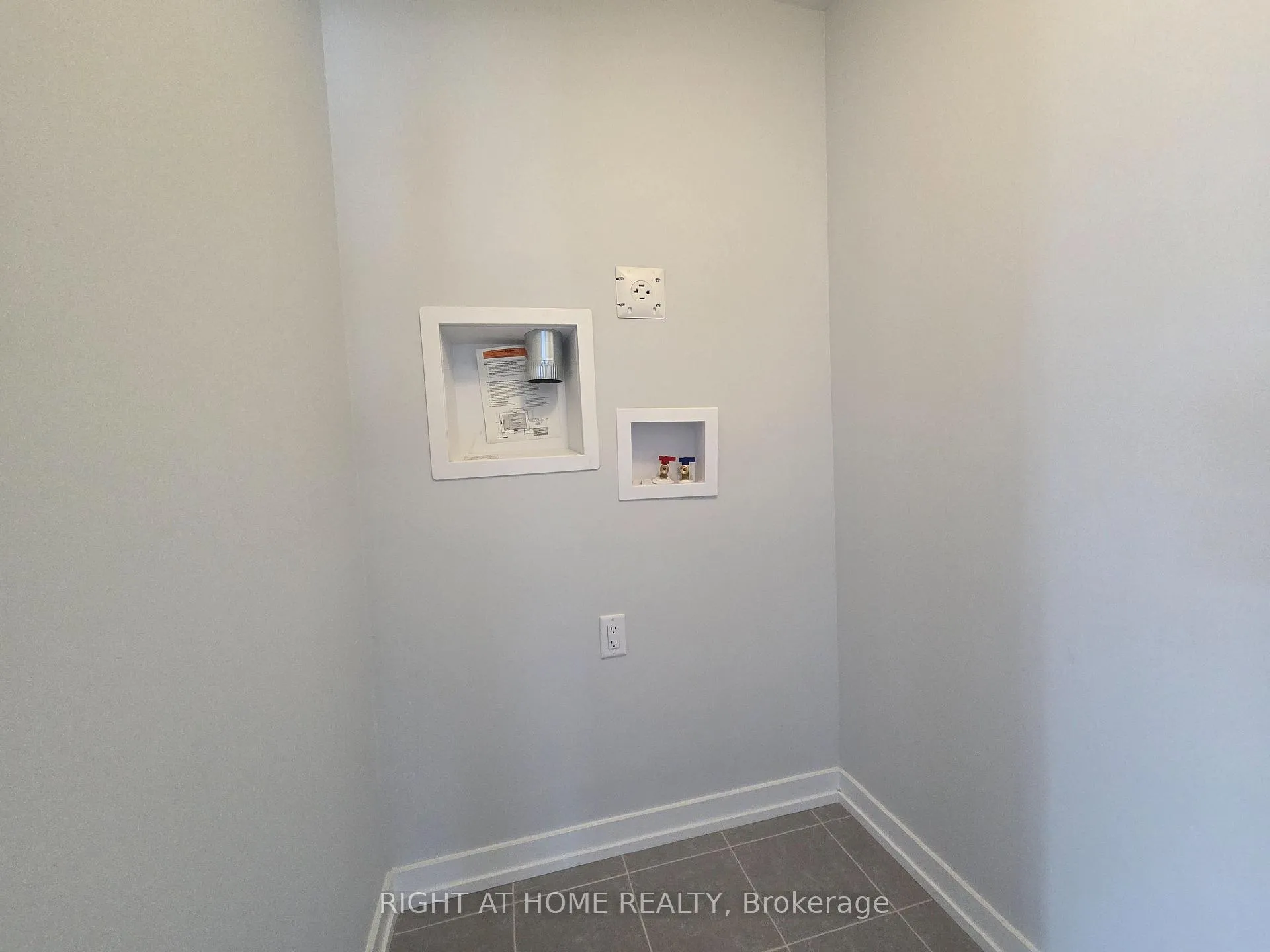 Photo 16 of 513 Celestine Private, Ottawa, Barrhaven - Heritage Park — HOMEH