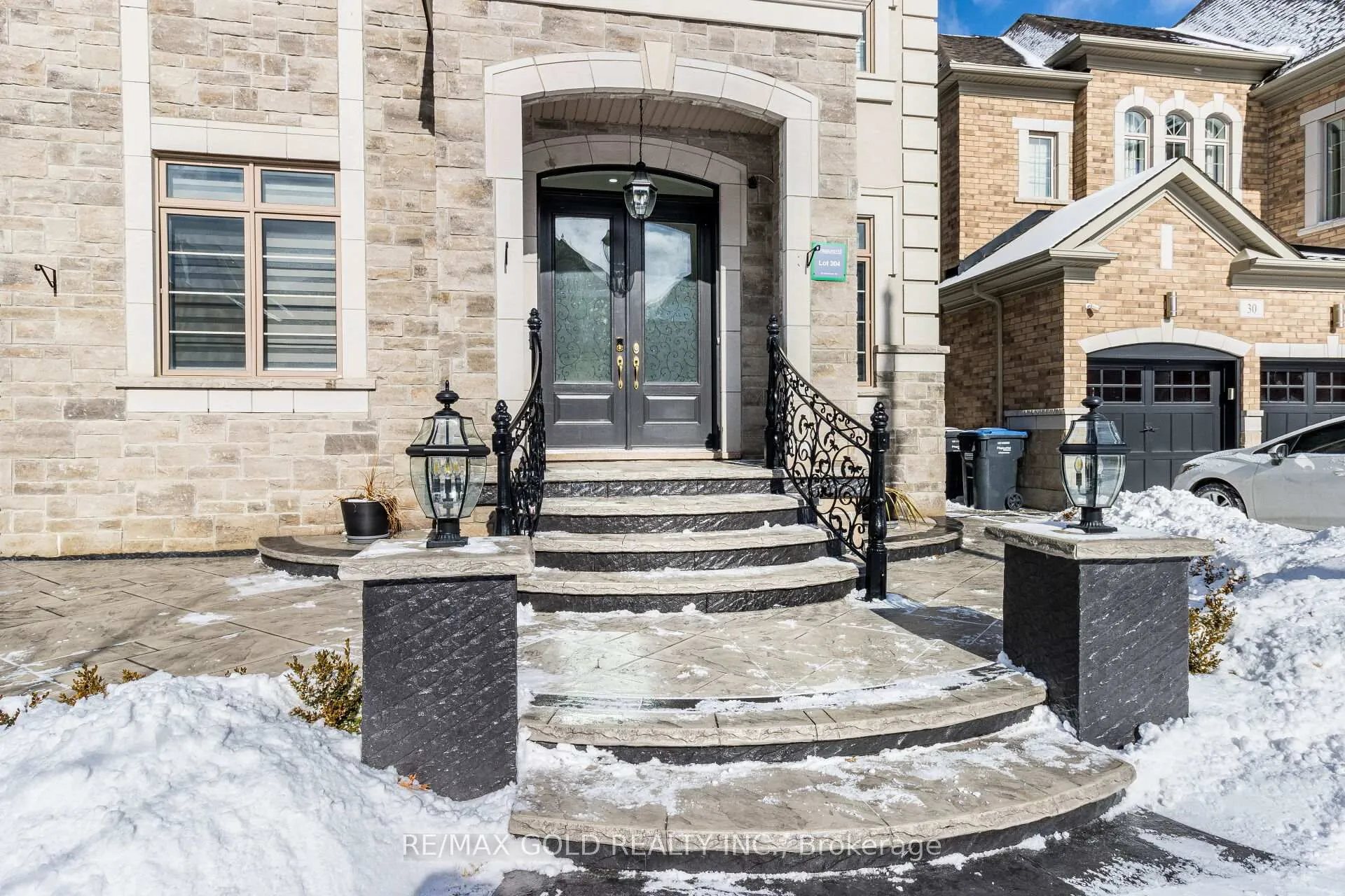 Photo 2 of 28 Cloverhaven Road, Brampton, Toronto Gore Rural Estate — HOMEH