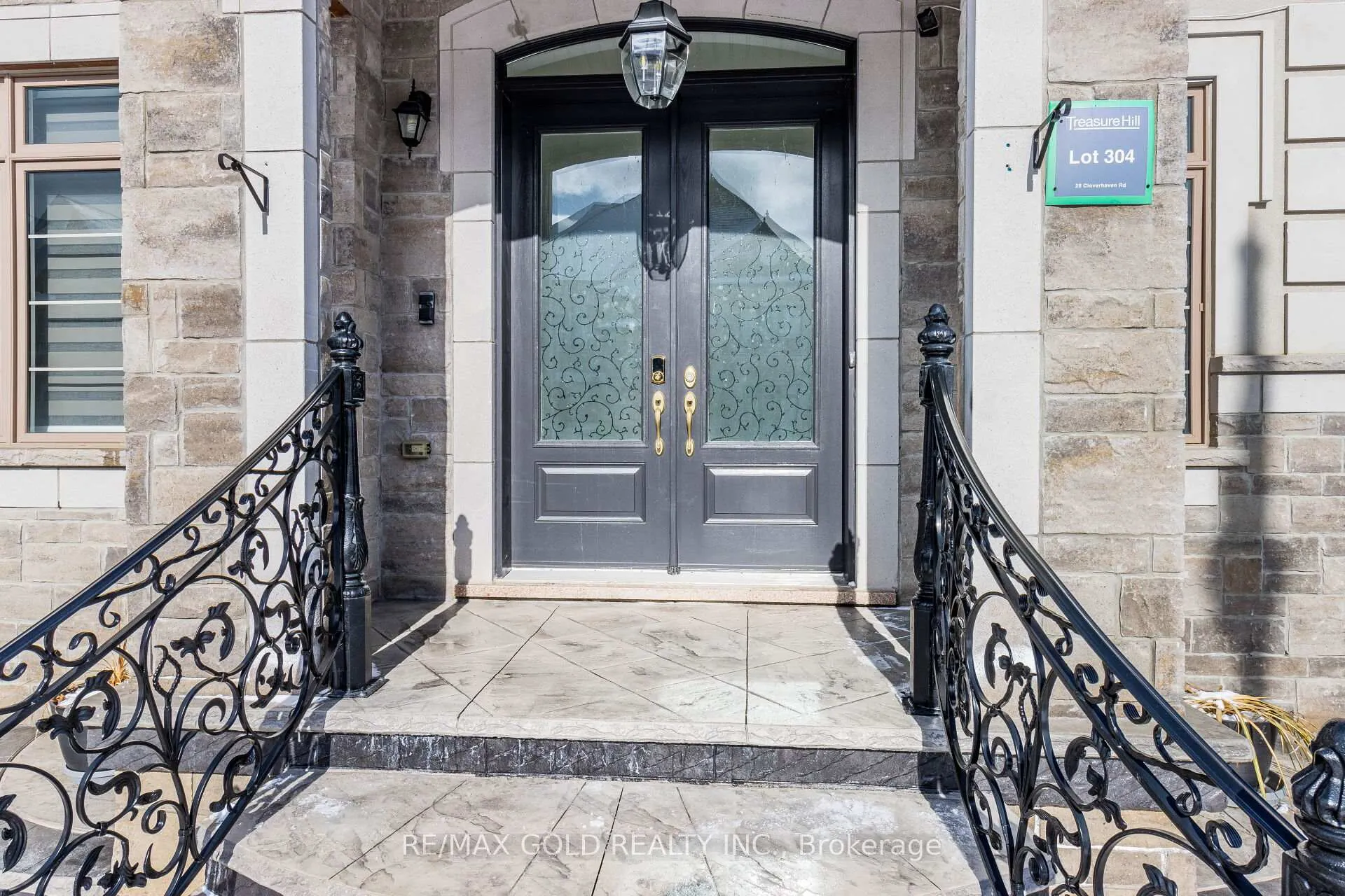Photo 3 of 28 Cloverhaven Road, Brampton, Toronto Gore Rural Estate — HOMEH