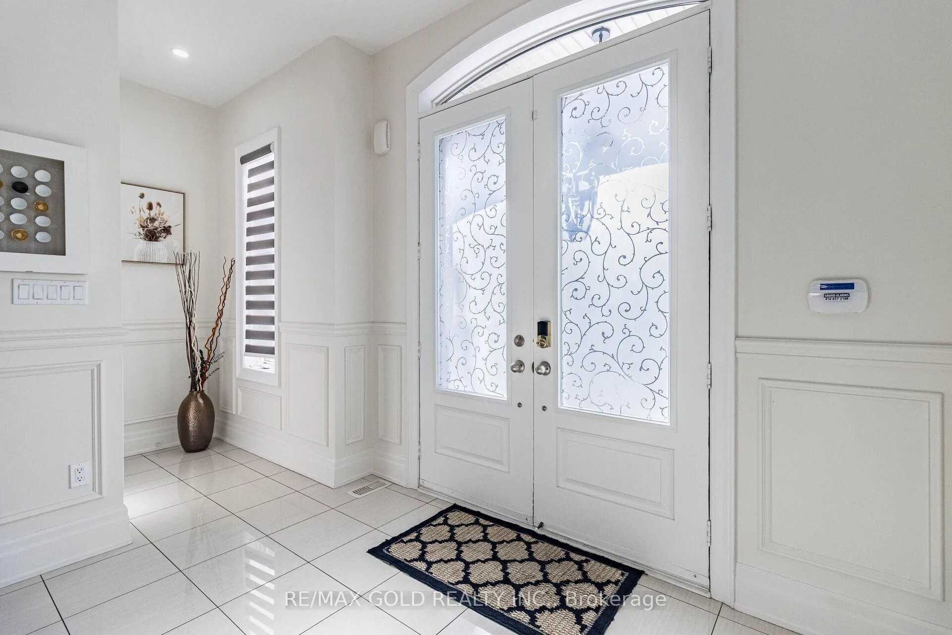 Photo 4 of 28 Cloverhaven Road, Brampton, Toronto Gore Rural Estate — HOMEH