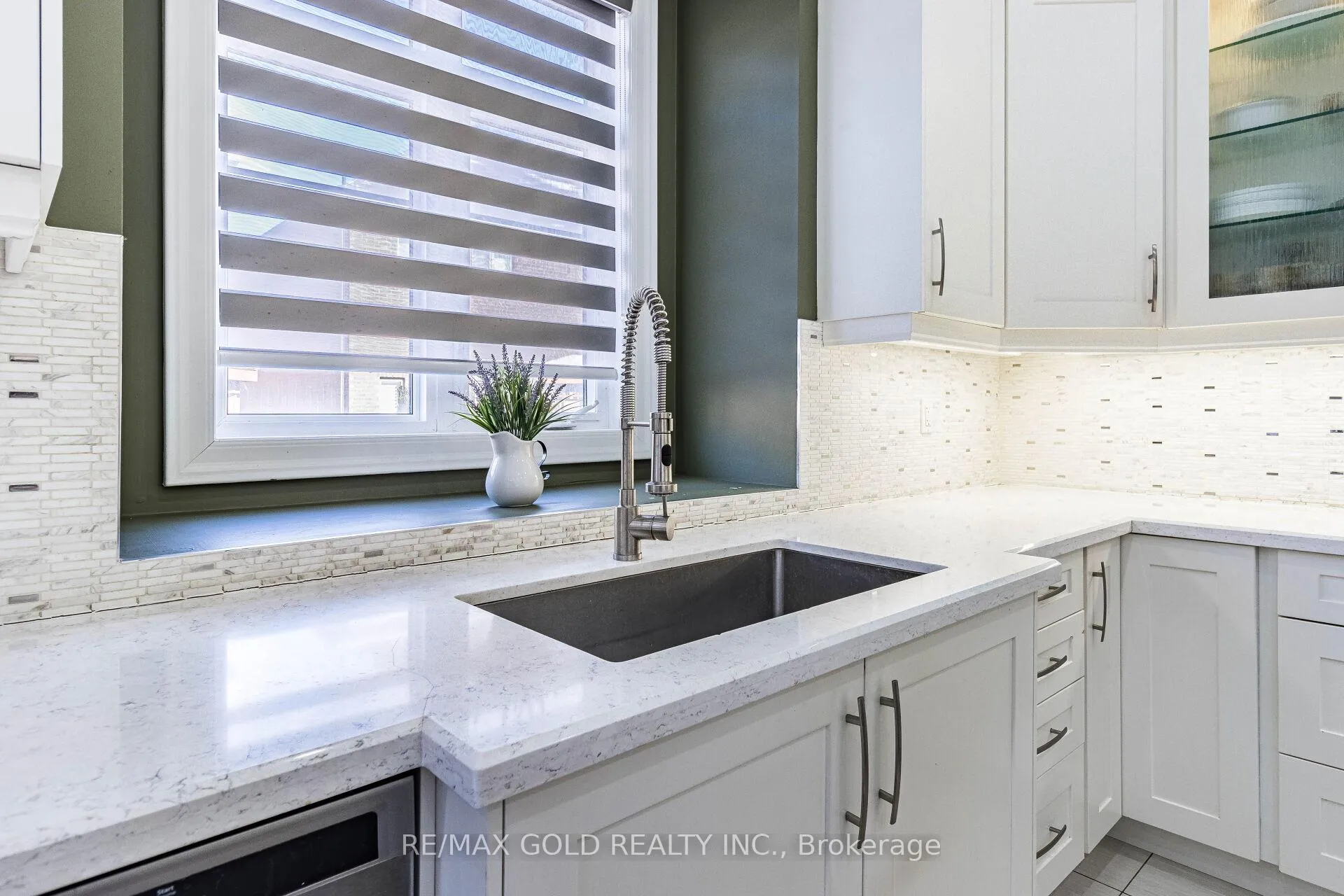 Photo 20 of 28 Cloverhaven Road, Brampton, Toronto Gore Rural Estate — HOMEH