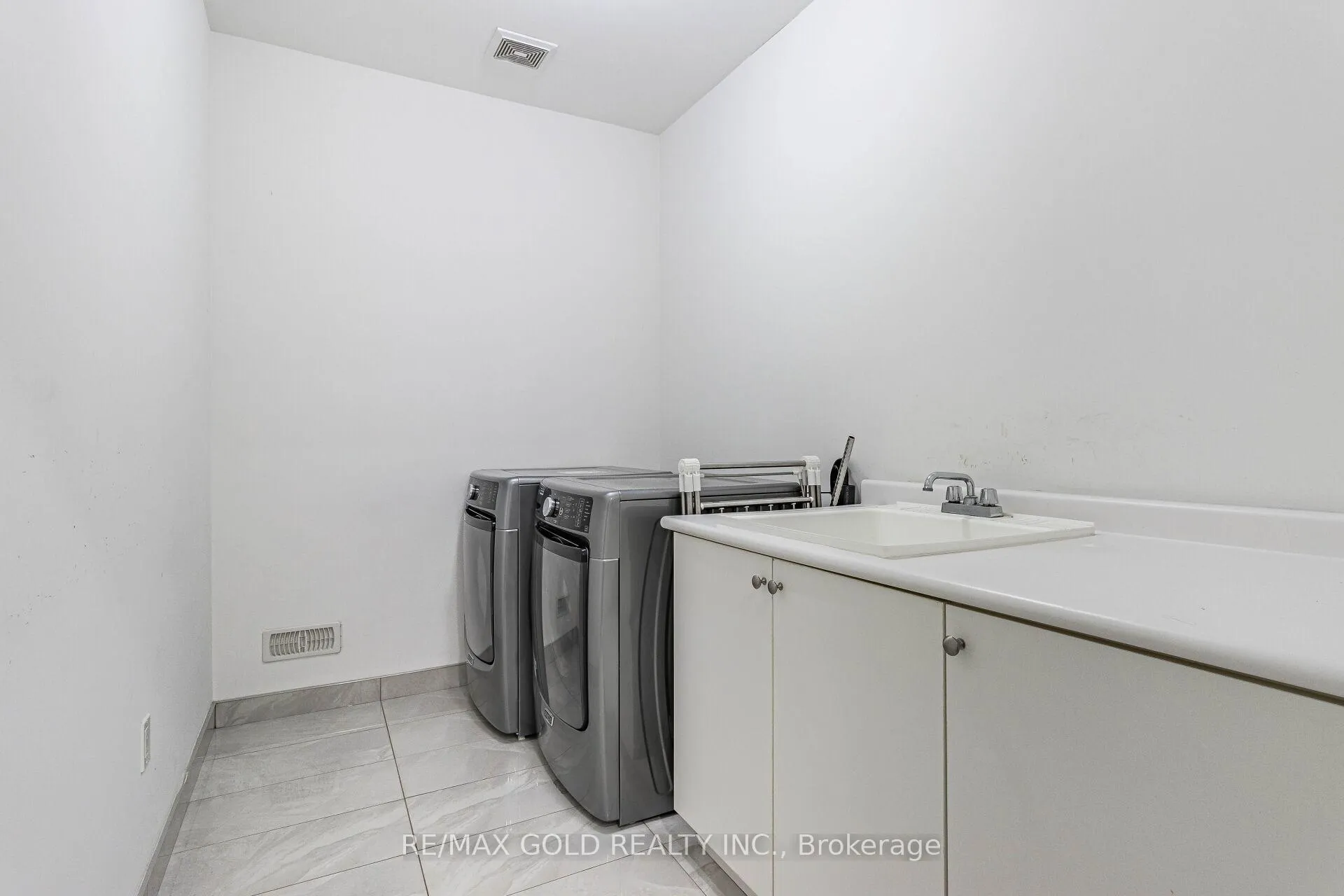 Photo 35 of 28 Cloverhaven Road, Brampton, Toronto Gore Rural Estate — HOMEH